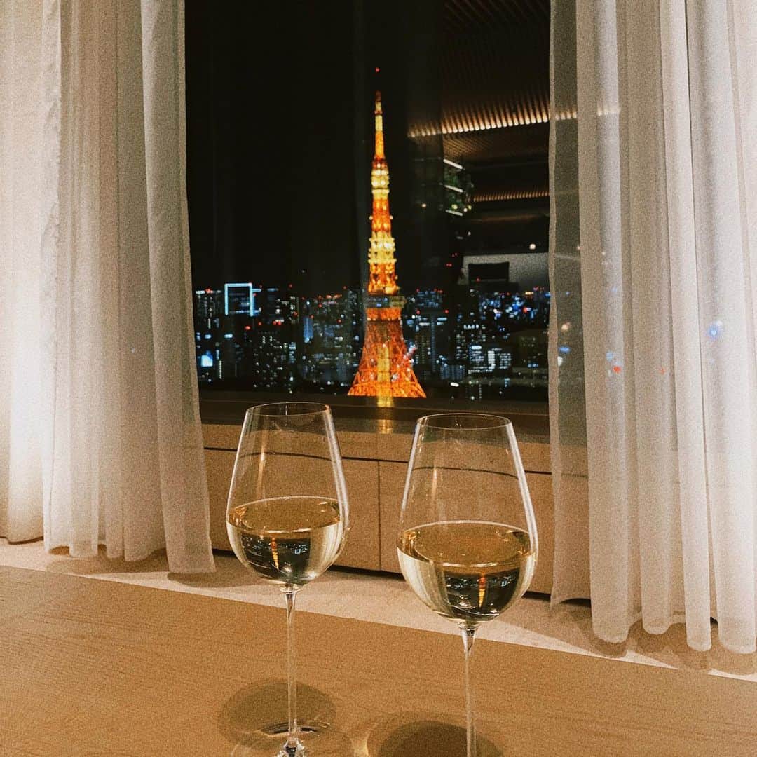 秋倉諒子のインスタグラム：「❤︎🥂 The warmth of your pure love and the way you treat me is what makes me feel even more special. Sweet dreams..」