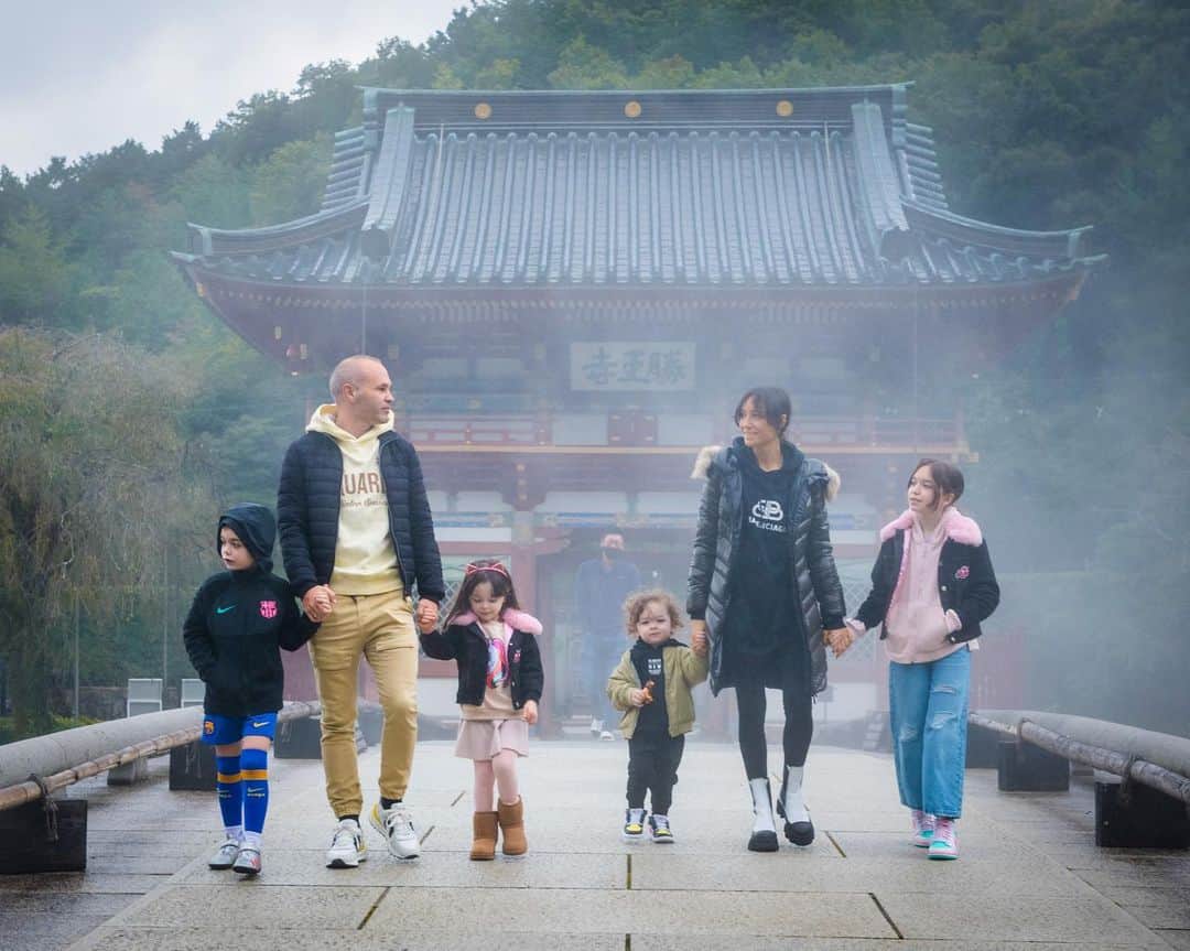 アンナ・オルティス（イニエスタの妻）のインスタグラム：「Queridos Reyes Magos: gracias 🤍🙏🏼」