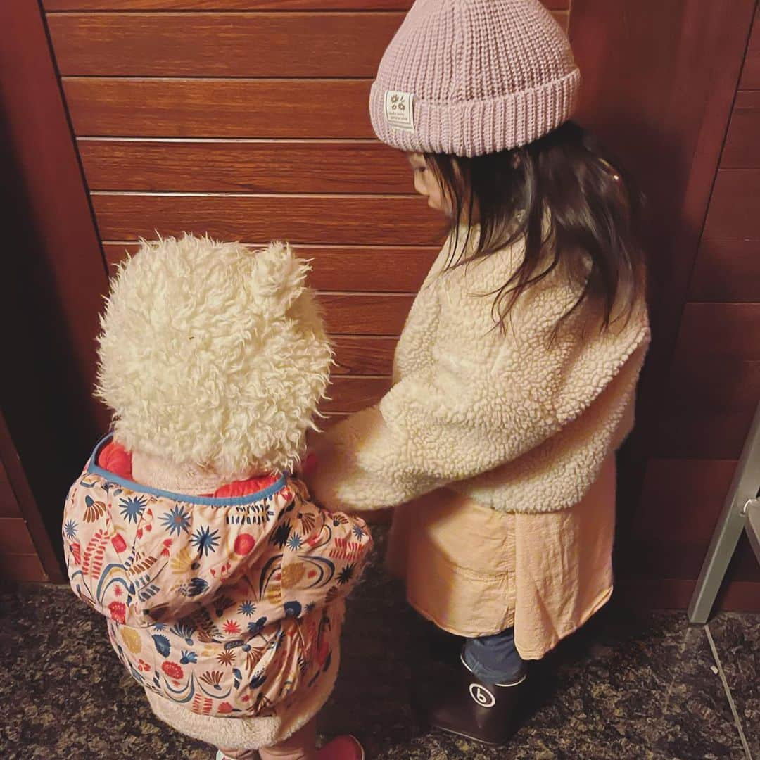 澤田泉美さんのインスタグラム写真 - (澤田泉美Instagram)「雪が積もりましたね❄️ 子どもも犬も大喜び‼️ なんなら、わたしも🤣❤️  パパさんだけは、家長として 色々考えなきゃいけないことがあるみたいです😂笑  #東京#雪#積もりました#❄️ #子ども#犬#大喜び #三児の母#三児の父」1月6日 23時21分 - izumi.sawada