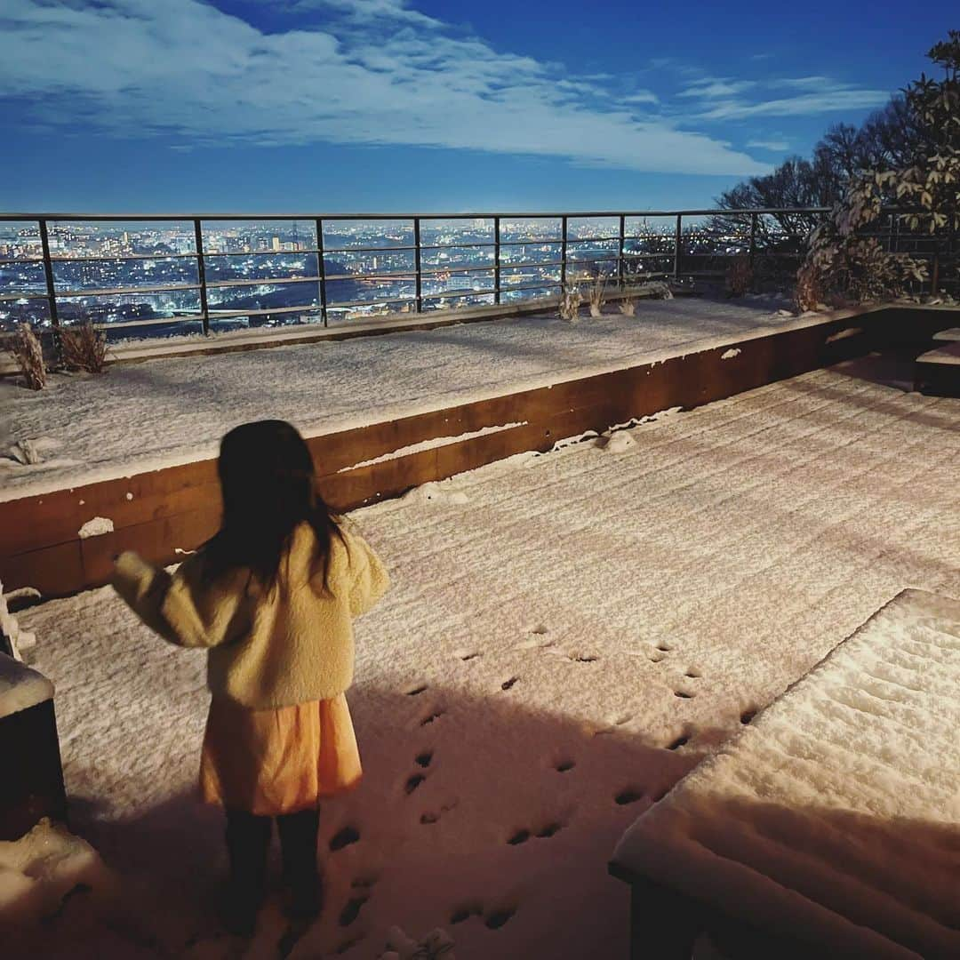 澤田泉美さんのインスタグラム写真 - (澤田泉美Instagram)「雪が積もりましたね❄️ 子どもも犬も大喜び‼️ なんなら、わたしも🤣❤️  パパさんだけは、家長として 色々考えなきゃいけないことがあるみたいです😂笑  #東京#雪#積もりました#❄️ #子ども#犬#大喜び #三児の母#三児の父」1月6日 23時21分 - izumi.sawada