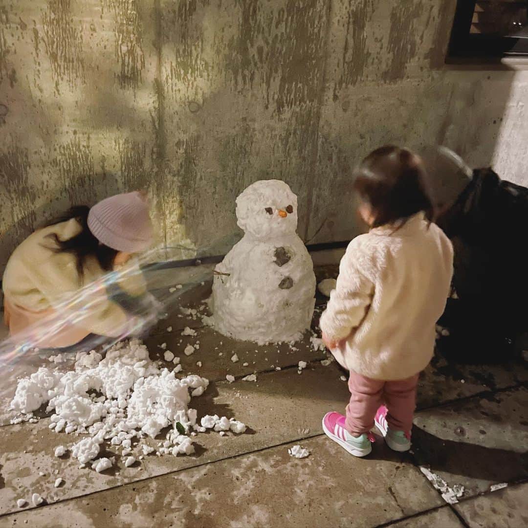 澤田泉美さんのインスタグラム写真 - (澤田泉美Instagram)「パパさんが、雪掻きしてくれている間に 子ども達と雪だるま作り⛄️❄️❄️❄️  白いマルが2つの時は良かったんだけど、 目とか手をつけ出すと次女が泣きだすという😂笑  あれだけアナ雪の歌をうたって嬉しそうだったのに🤣🤣🤣  雪だるまちゃんは、ムイカ（６日）と命名❣️ 手の部分は、夏に育てたトマ次郎の枯れ枝です👏  初雪のいい思い出❤️❤️❤️  #東京#雪#積もりました #❄️#snow #子どもと#作りました#雪だるま#⛄️ #楽しかった#❤️ #三児の母」1月6日 23時33分 - izumi.sawada