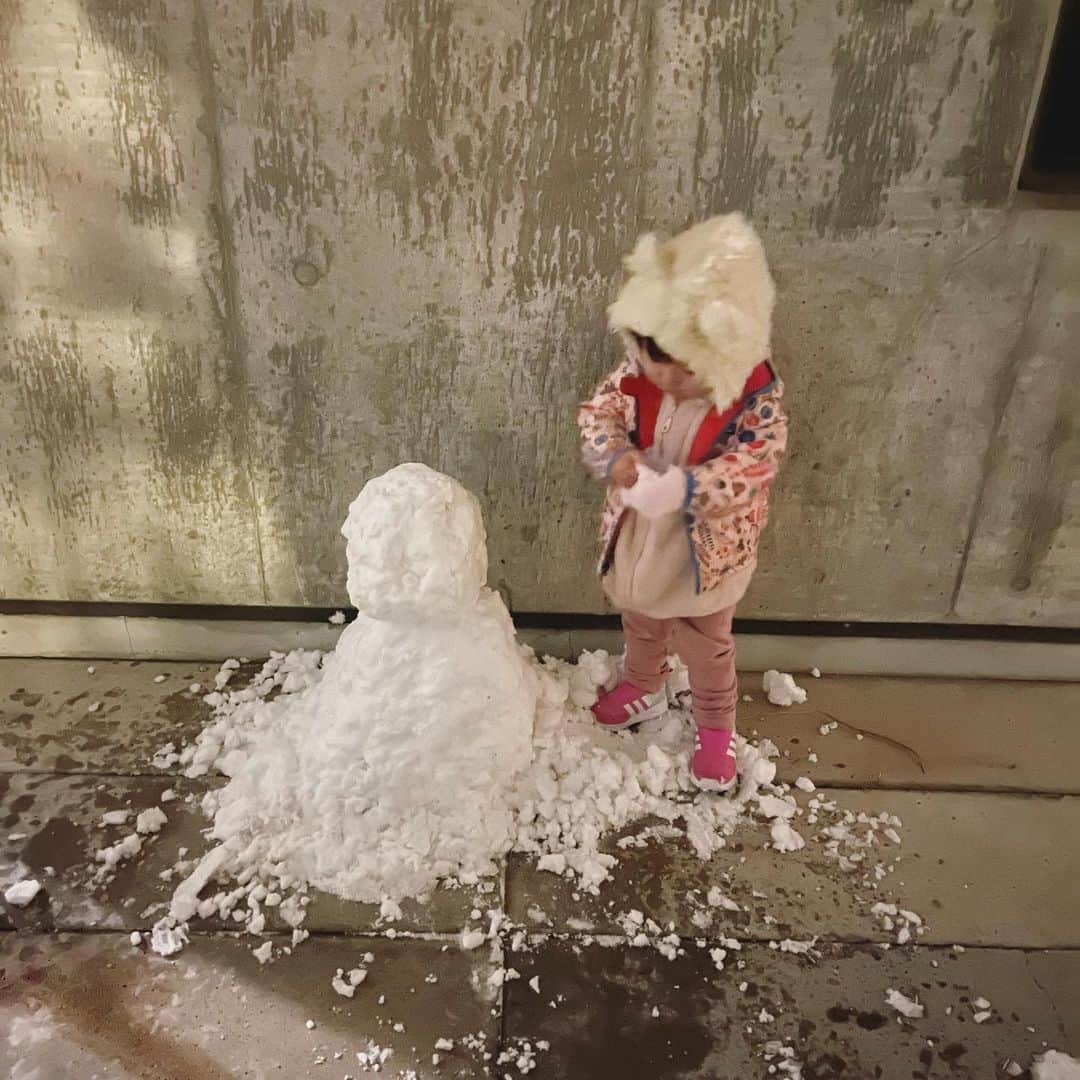 澤田泉美さんのインスタグラム写真 - (澤田泉美Instagram)「パパさんが、雪掻きしてくれている間に 子ども達と雪だるま作り⛄️❄️❄️❄️  白いマルが2つの時は良かったんだけど、 目とか手をつけ出すと次女が泣きだすという😂笑  あれだけアナ雪の歌をうたって嬉しそうだったのに🤣🤣🤣  雪だるまちゃんは、ムイカ（６日）と命名❣️ 手の部分は、夏に育てたトマ次郎の枯れ枝です👏  初雪のいい思い出❤️❤️❤️  #東京#雪#積もりました #❄️#snow #子どもと#作りました#雪だるま#⛄️ #楽しかった#❤️ #三児の母」1月6日 23時33分 - izumi.sawada