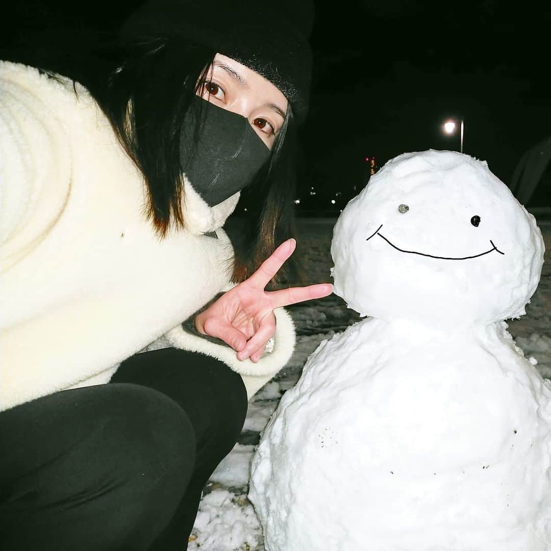 寒川綾奈さんのインスタグラム写真 - (寒川綾奈Instagram)「思い出にこっちにも載っけとこ！ 今まで作った中で一番大きな雪だるまさん⛄ ストーリーと何かが違うよ😁  2022/1/6  #初雪 #雪だるま #雪だるまつくろう  #snow #snowman  #tbt」1月6日 23時34分 - sogawaayana