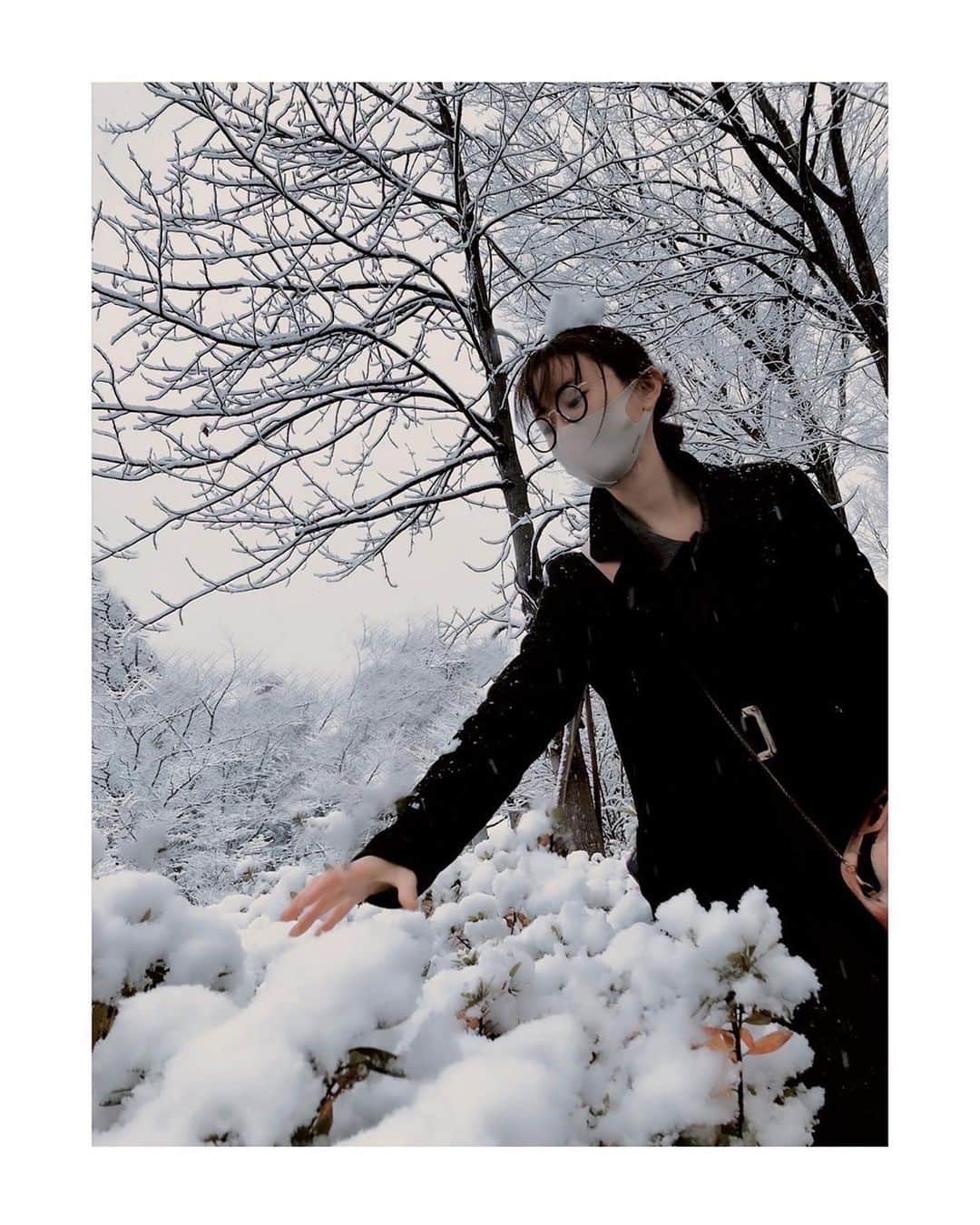 松本まりかさんのインスタグラム写真 - (松本まりかInstagram)「お雪とはつい遊んじゃう❄️ でしょ？オトナだって。 Ph by mg サクライ☺︎」1月6日 23時43分 - marika_matsumoto