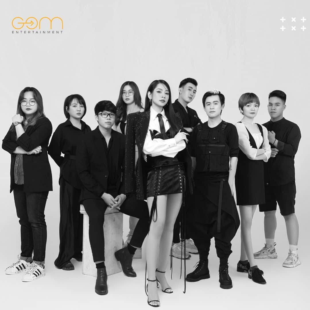Chi Puのインスタグラム：「WE ARE @gom.entertainment !!!  Với vai trò là nhà sáng lập GOM entertainment, Chi vô cùng tự hào khi nhìn lại quá trình 5 năm với những cống hiến không ngừng nghỉ của GOM-ers. Chi tin tưởng với với sự đồng lòng, tài năng và nỗ lực không ngừng với chí hướng chung, chúng ta sẽ cùng nhau đi thật xa và thật vững chắc. Cảm ơn tất cả mọi người đã tin tưởng và đồng hành cùng Chi trong 5 năm qua. Chúng ta cùng nhau tiếp tục phát triển GOM ngày một mạnh mẽ và mang đến nhiều bất ngờ hơn nữa trong tương lai nhé !  TEAMWORK MAKES THE DREAM WORK  #GOMentertainment」