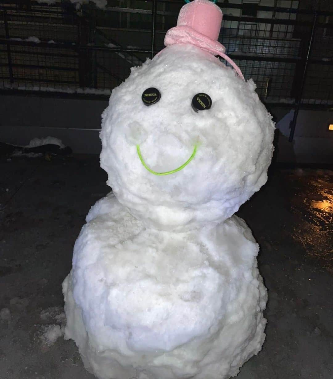 岸本加世子のインスタグラム：「甥っ子が屋上にジャンボ雪だるまを作りました。⛄️可愛いい。」