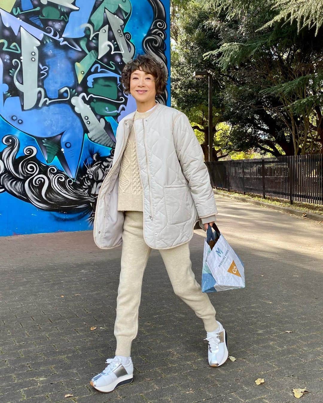 黒田知永子のインスタグラム：「. 冬の白⛄️ （ちょっと前の写真だけど）  雪が思っていたよりも凄くてびっくり… あっという間に真っ白❄️  1/5に@stand_fm  更新しました。 「番組アシスタント登場#34」 stand fmのアプリからか、プロフィール欄からも聞くことができます。 ぜひ聞いて下さいね。  #東京は雪に弱い #とろさんも滑ってた #standfm  #スタンドエフエム @stand_fm  #黒田知永子のchikoplusチャンネル #ラジオでおしゃべり #briseforchiekokuroda  @stylevoice_official  #yunahica_chieko ニット&ニットパンツ #アランセーター  #黒田知永子 #chiekokuroda」