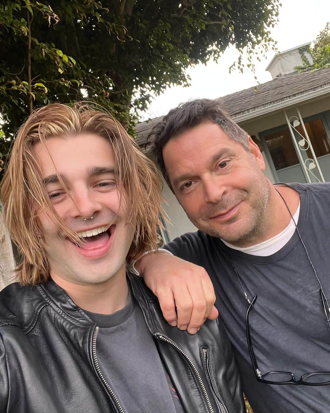 ジャック・グリフォーのインスタグラム：「Last 30 days 💩🎄🎶🐶🐍」