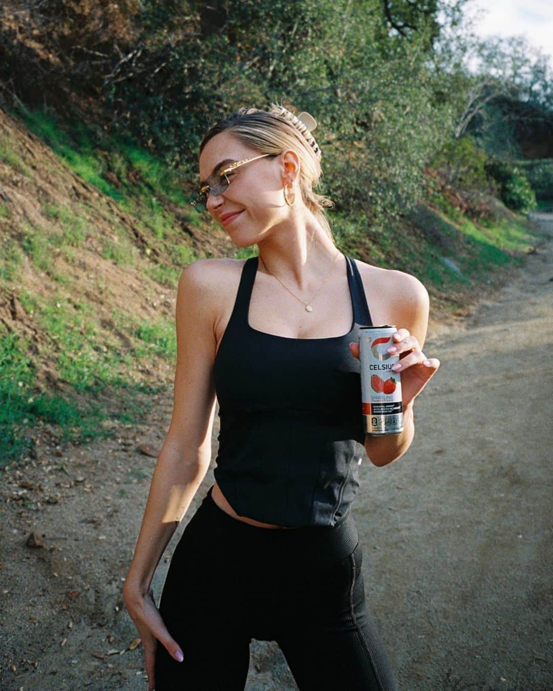 アレクシス・レンのインスタグラム：「My go to energy drink before every workout. tastes amazing, zero sugar, and most importantly the energy it gives me feels the best. Iykyk @celsiusofficial #celsiuslivefit #celsiusbrandpartner」