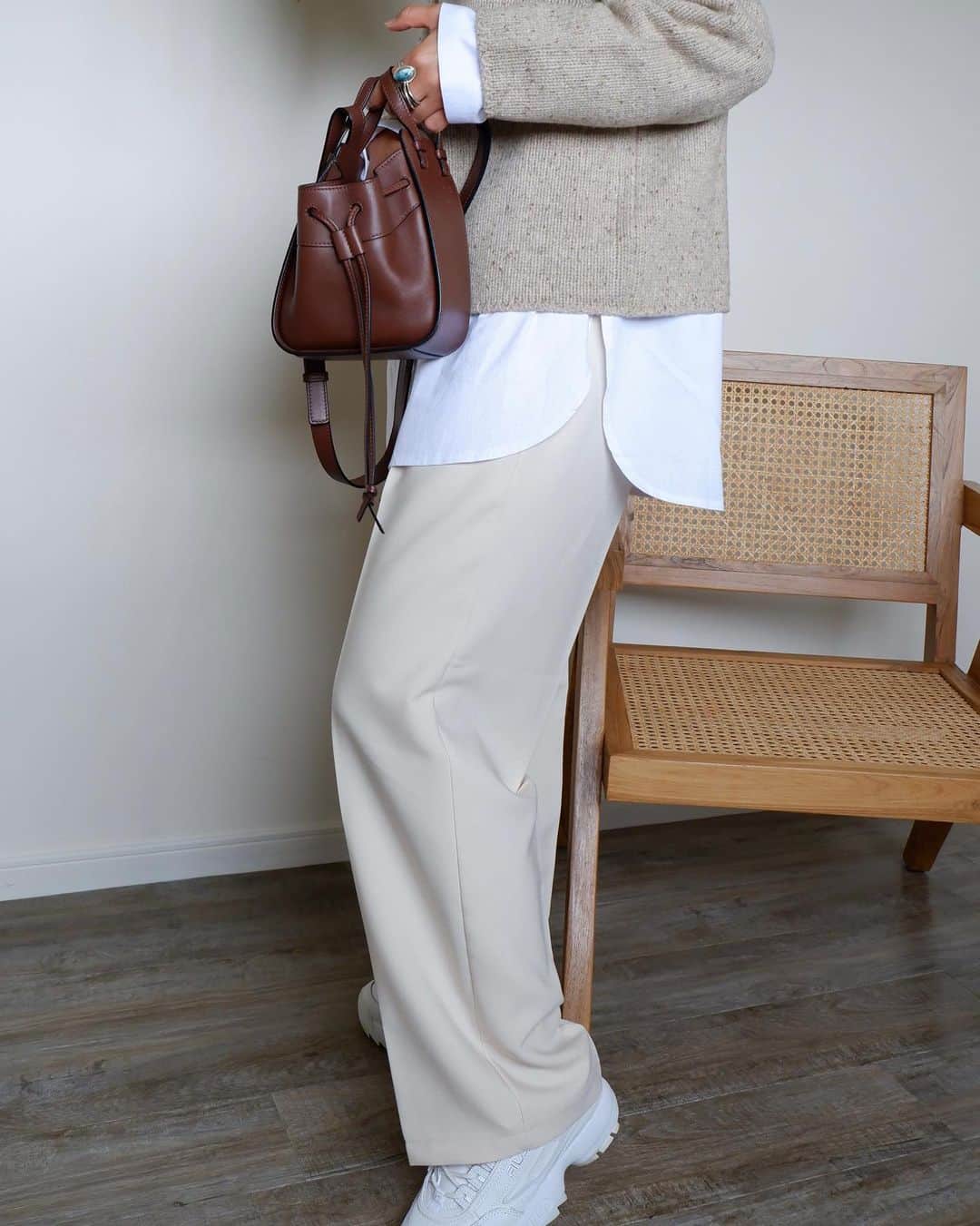 武智志穂さんのインスタグラム写真 - (武智志穂Instagram)「@tokyogirlsmarket_official 内の、わたしの小さなセレクトショップにて販売中のHigh Rise Straight Pants。  お値段が驚きの¥ 3,421なのに、シルエットがとても綺麗で、生地もしっかりしていて、品のあるクリーム色がどんなコーデにも合わせやすいしお洒落に仕上げてくれます。 シワになりにくいし、ウエストの後ろがゴムになっているので楽ちんなところもお気に入り😆 一年通してお使いいただけます。 これは本当におすすめ♡  TOKYO GIRLS MARKETアプリ、 またはTOKYO GIRLS MARKET公式サイト内からアイテムを購入することが出来ます🤳  わたし以外にも色んなモデル・インフルエンサーが参加しているので、是非アプリをダウンロード＆チェックしてみてくださいね💕 （お値段もリーズナブル！）  随時素敵なアイテムが入荷されるので、楽しみにしていてください🙌」1月7日 2時41分 - shiho_takechi