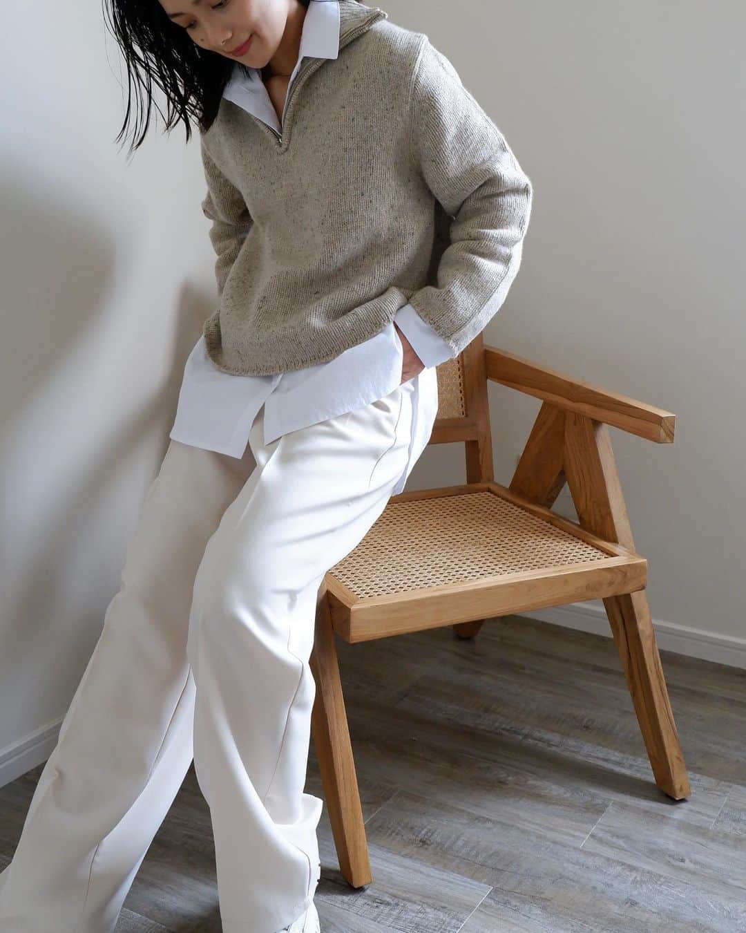 武智志穂さんのインスタグラム写真 - (武智志穂Instagram)「@tokyogirlsmarket_official 内の、わたしの小さなセレクトショップにて販売中のHigh Rise Straight Pants。  お値段が驚きの¥ 3,421なのに、シルエットがとても綺麗で、生地もしっかりしていて、品のあるクリーム色がどんなコーデにも合わせやすいしお洒落に仕上げてくれます。 シワになりにくいし、ウエストの後ろがゴムになっているので楽ちんなところもお気に入り😆 一年通してお使いいただけます。 これは本当におすすめ♡  TOKYO GIRLS MARKETアプリ、 またはTOKYO GIRLS MARKET公式サイト内からアイテムを購入することが出来ます🤳  わたし以外にも色んなモデル・インフルエンサーが参加しているので、是非アプリをダウンロード＆チェックしてみてくださいね💕 （お値段もリーズナブル！）  随時素敵なアイテムが入荷されるので、楽しみにしていてください🙌」1月7日 2時41分 - shiho_takechi