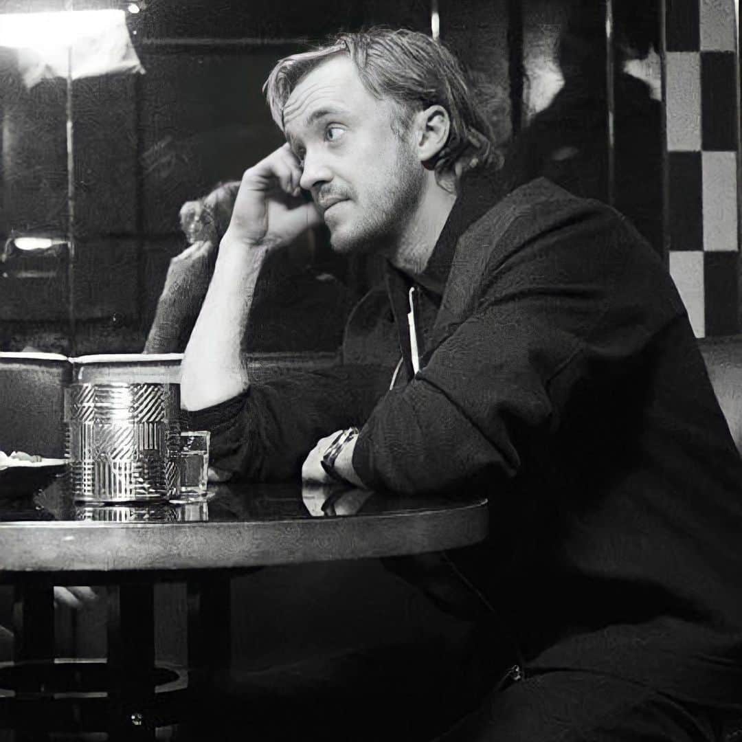 トム・フェルトンのインスタグラム：「probably thinking about…」