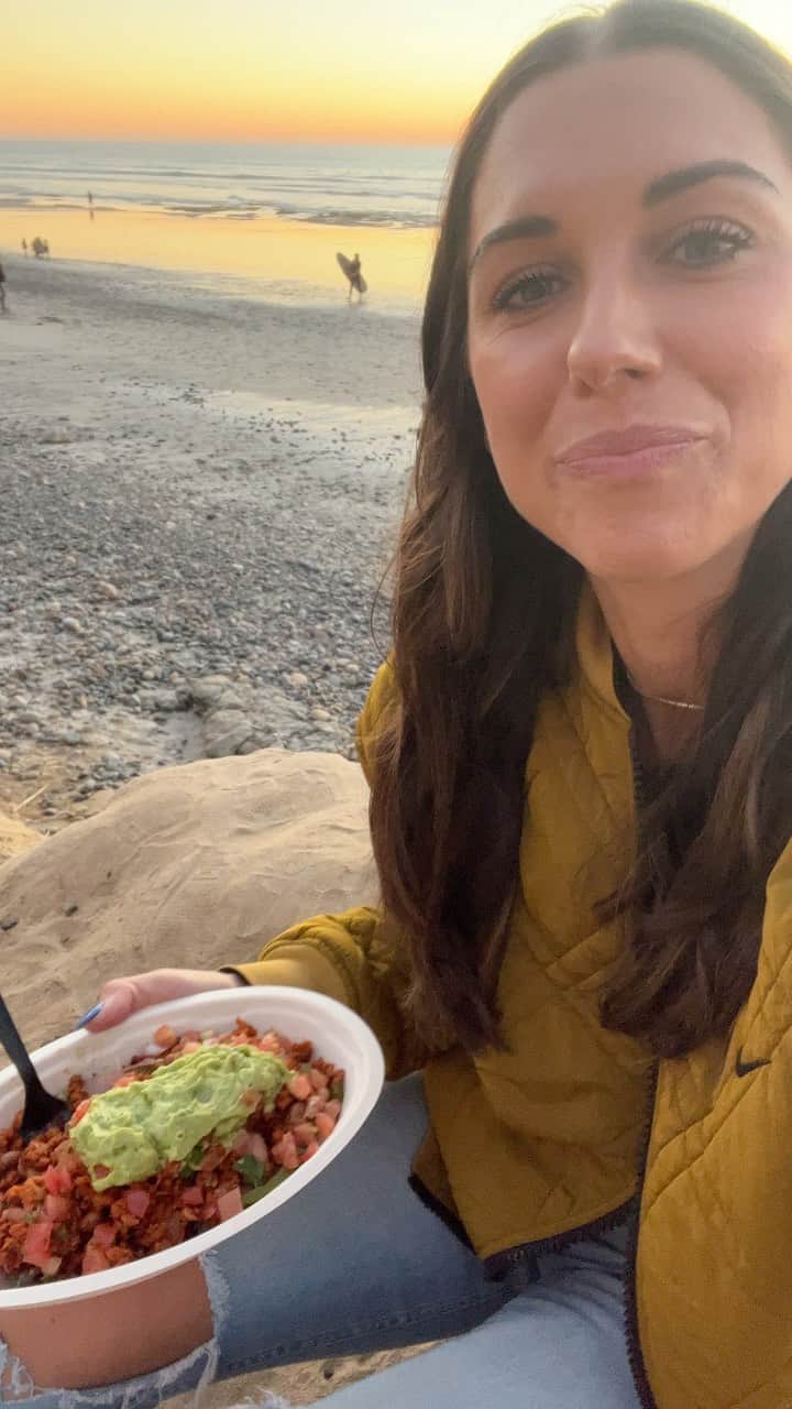 アレックス・モーガンのインスタグラム：「I know my chipotle order by ❤️(I mean, don't we all??) but I'm changing it up for good reason, with the new plant-based chorizo 🤤  You can order my go-to meal in the app now.  I am also giving away 10K BOGOs for plant-based chorizo entrees! Use ALEXPBC in @chipotle app. Terms: chip.tl/pbcbogo #ChipotlePartner」