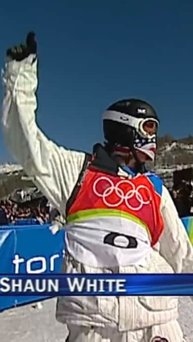 ショーン・ホワイトのインスタグラム：「Torino 2006 - In honor of the 2022 Winter Olympics being a couple of weeks away, I decided to take a look back over the years. Nothing compares to my first Olympics! I was 19 and had no idea my whole world was about to change. I won this competition with my first run out of two and got what's called a "victory lap" I dropped in, did some big airs and sprayed snow into the crowd. I slid into the finish area where my family was waiting and I'll never forget their faces crying with joy. The magnitude of what I had just done hit when my mom hugged me and said, "From now on, you will forever be known as Shaun White, the Olympic Gold Medalist." @Olympics @TeamUSA @USsnowboardteam」