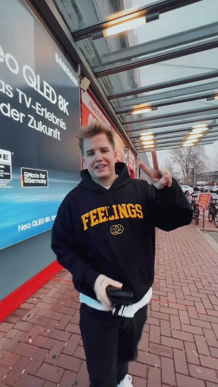 Kayefのインスタグラム：「Endlich ist mein Album FEELINGS draussen! Holts euch alle im Laden oder bei mir im Shop ❤️ Danke für euren Support und all das Feedback zu den neuen Songs, bin einfach nur geflasht 🤩」