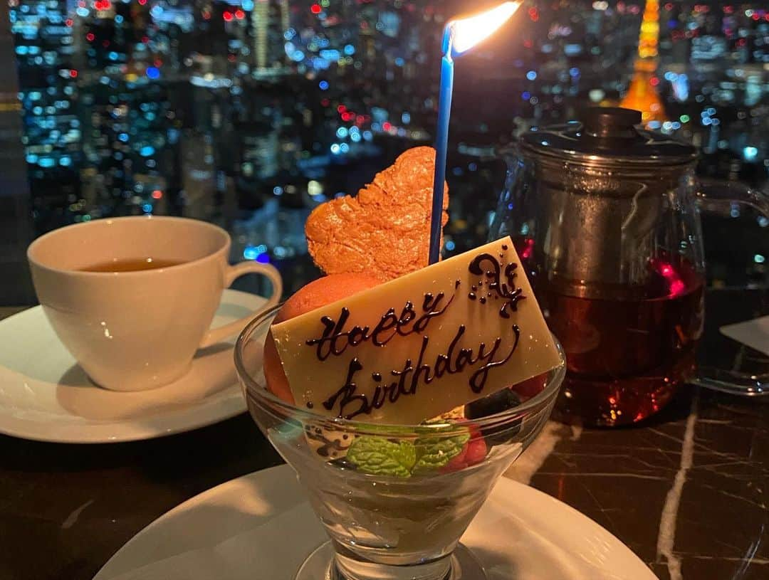 小林由依さんのインスタグラム写真 - (小林由依Instagram)「* サプライズで誕生日をお祝いしていただいたときの☺️ ⁡ 嬉しすぎたな💐 ⁡ 晴れてたからか景色もよく見えて 最高の夜でした🌃 ⁡ ⁡ 左側からの顔、 ちょい出っ歯が目立つのでコンプレックスなんだけど ⁡ これから矯正するのでね、 どうか見守っていてください🙏笑　 ⁡ ⁡ 今週もお疲れさまでした♪ ⁡」1月21日 17時11分 - yui.minny.now