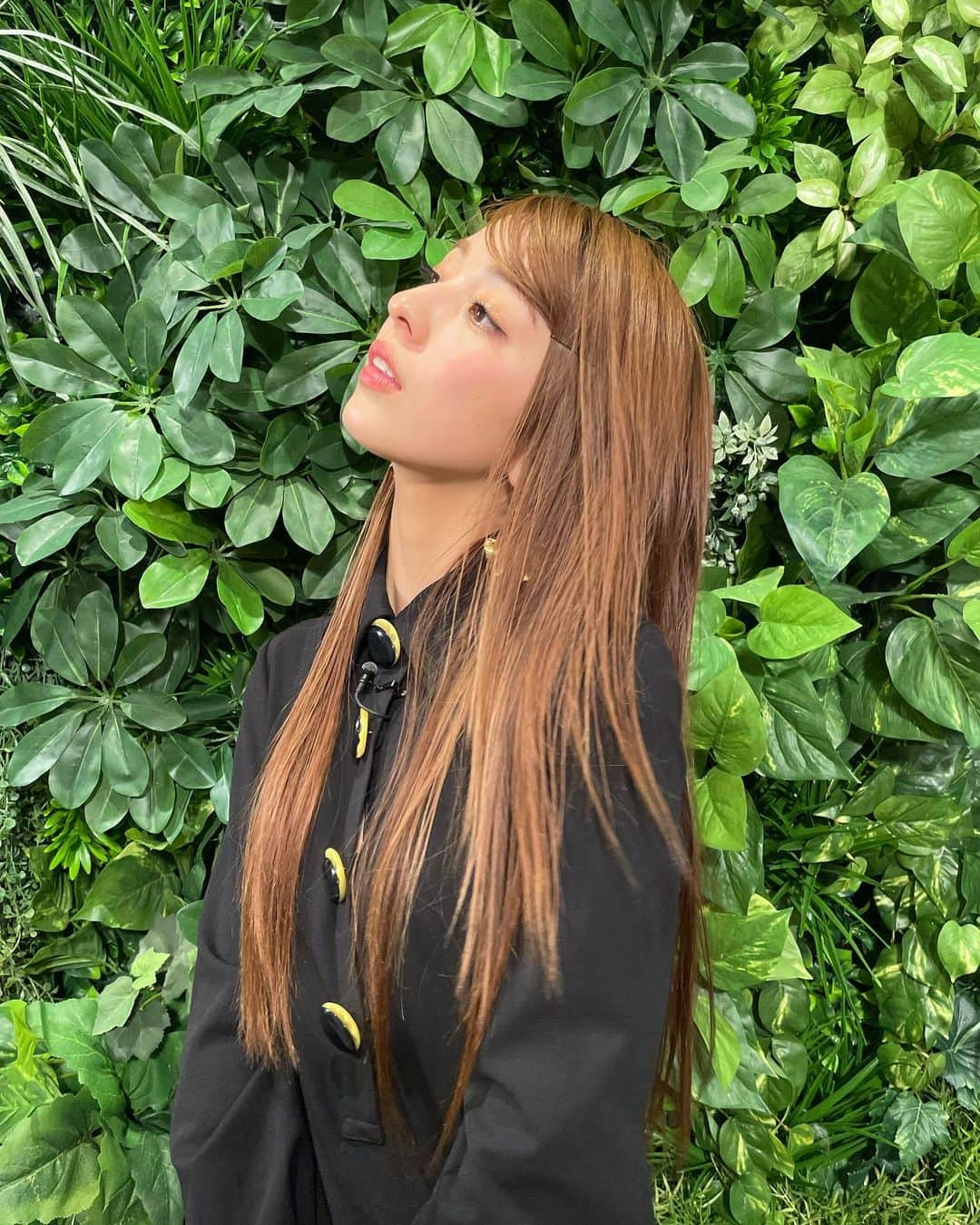 柳ゆり菜のインスタグラム：「ハレ婚取材日。  記事があがり出している頃なので、 オフショットを。 まだ出ていない記事もお楽しみ。  まどか役の浅川梨奈ちゃんとのオフショットも。 可愛い妹ができました。本当に可愛い。 現場では「浅川が柳を探してる」 という声がけがスタッフさんから良くありました😂 またー？なんて言いながら喜ぶ。(笑)  衣装のボタンが特徴的な ロングのドレスがとても好みでした。 衣装はタグ付けしてます。  ドラマ「ハレ婚」第2話まであと3日！  #ハレ婚」