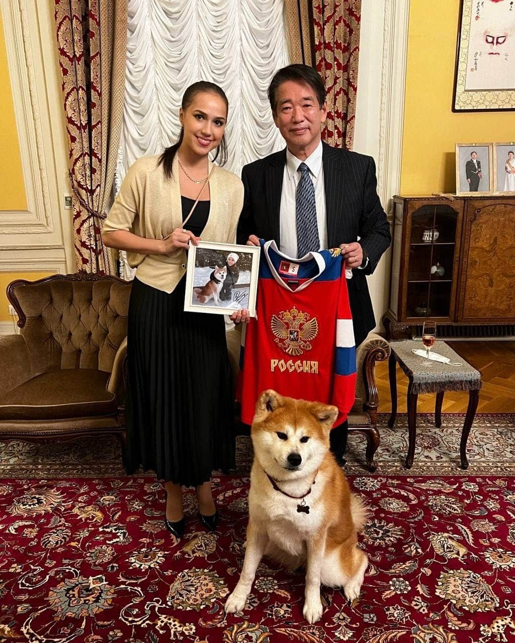 アリーナ・ザギトワのインスタグラム：「Вчера у меня прошла встреча с послом Японии и его женой🇯🇵 ⠀ Для меня было большой честью получить приглашение от Тоёхиса Кодзуки и вновь пообщаться лично. ⠀ Япония - потрясающая страна, и я являюсь огромным ее поклонником! 🎌 Там меня встречают с особым теплом! ❤️ И как же хорошо, что наши страны поддерживают дружеские отношения! ⠀ Вечер прошёл душевно, в домашней обстановке! На ужине были мои любимые японские блюда! 🍲 Мы обменялись подарками и Тоёхиса Кодзуки был приятно удивлен моим мылом ручной работы. ⠀ Ну и конечно, наша встреча не могла пройти без Масару🐶 Как многие знают, мы с ней обрели друг друга благодаря Японии.  Посол также с удовольствием провёл с ней время и Масару явно осталась в полном восторге! ✨ ⠀ Огромное спасибо за приглашение! Надеюсь, в скором времени мне снова удастся побывать в стране восходящего солнца 🥰」