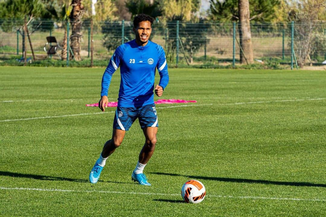 テオドール・ゲブレ・セラシェさんのインスタグラム写真 - (テオドール・ゲブレ・セラシェInstagram)「☀️+⚽️ equals joy 😊#trainingscampnumberwhocanevencount」1月21日 17時50分 - t.g.s.23