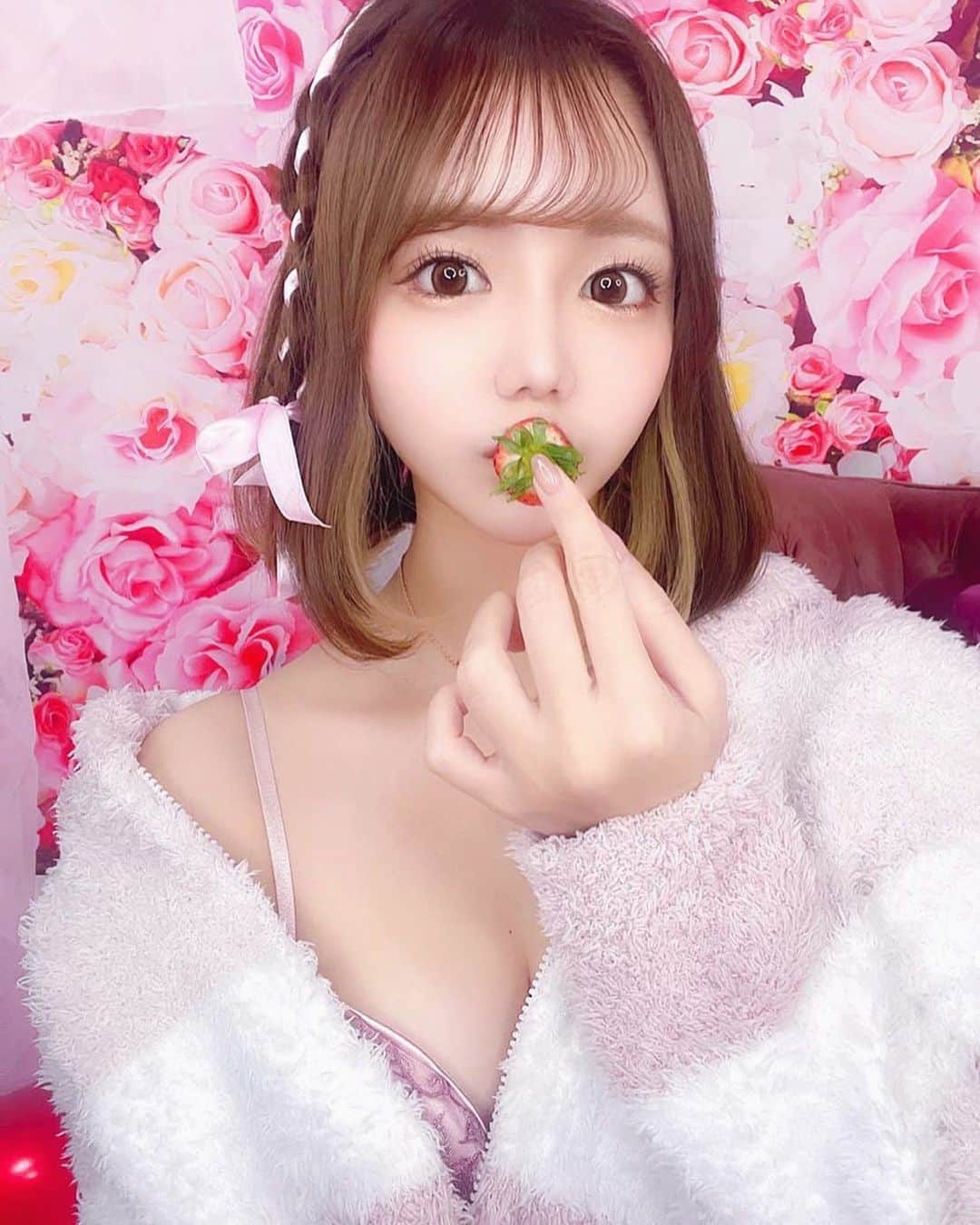桜木せりなのインスタグラム：「苺ぱくぱく  @shiba0410   #ジェラピケ  #gelatopique #パジャマ  #パジャマ女子 #名古屋 #錦  #錦三丁目 #錦3 #salondegold #キャバクラ  #キャバ嬢 #クラブ  #撮影 #シャンパン #歌舞伎町 #六本木 #銀座 #北新地  #ミナミ #中洲 #すすきの #followforfollowback #いいね #followｍe #follow #かわいい #instalike #instagood #likesforlike  #いいね返し」