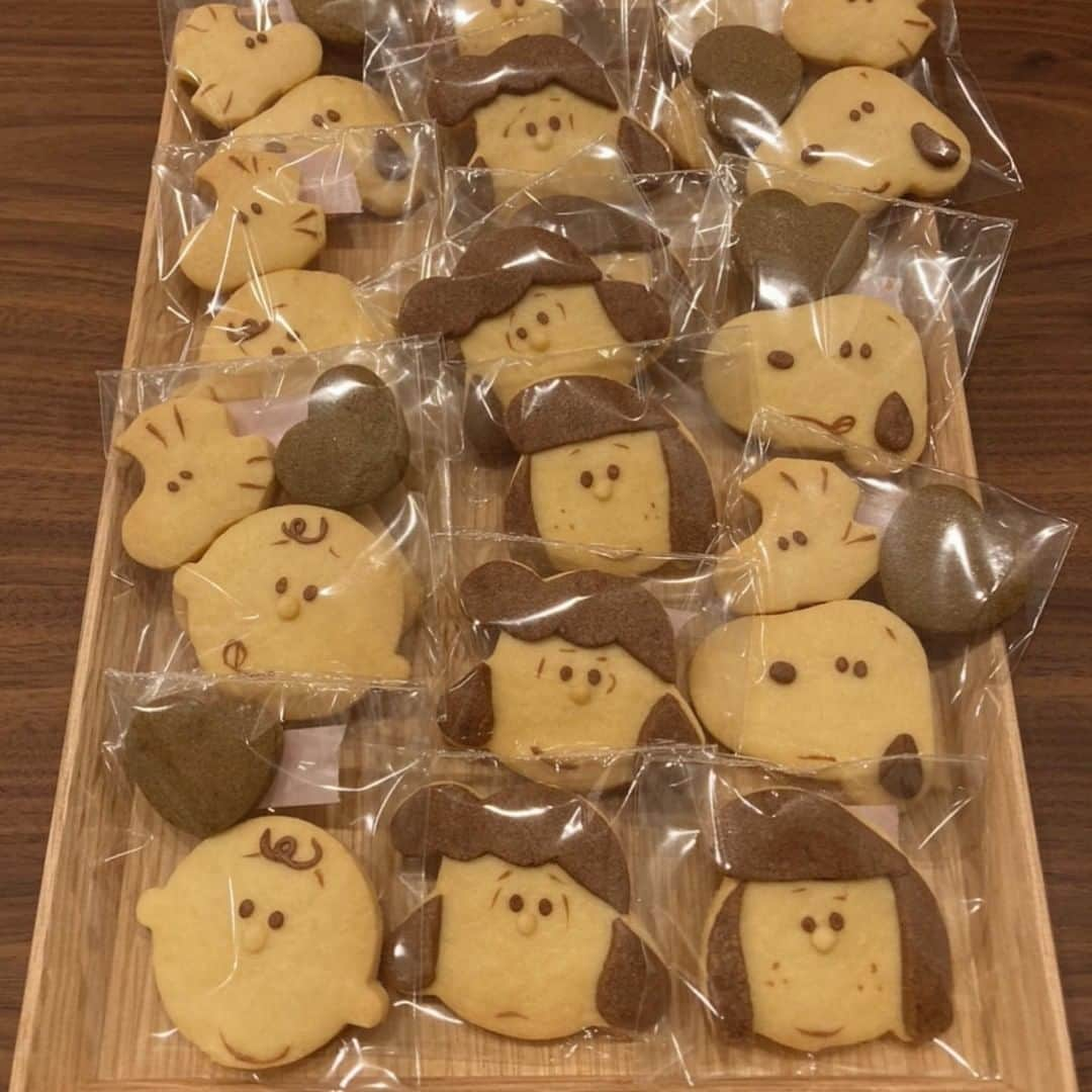 R i R y (リリー)さんのインスタグラム写真 - (R i R y (リリー)Instagram)「『スヌーピーおうちカフェ特集🥣🍪』　　  クッキーからマカロンまで！ いろんなスヌーピーの手作りお菓子をまとめてみました🤍 おうち時間にぜひ作ってみてください👩‍🍳  ✴︎---------------✴︎---------------✴︎� � ▶▶Instagram・Twitter・TikTokで掲載する写真を募集中📸� カワイイ写真が撮れたら、@velle.jp をタグ付けするか、ハッシュタグ #velle_jp をつけて投稿してみてね♪� � velle編集部と一緒にカワイイで溢れるvelleを創っていこう😚🤍  ✴︎---------------✴︎---------------✴︎� #クッキー #おうち時間 #バレンタインレシピ #クッキングラム #顔クッキー #キャラクタークッキー #スヌーピー #スヌーピークッキー #お菓子作り #おうちカフェ #手作りクッキー #手作りお菓子 #クッキー作り #簡単お菓子 #バレンタイン #バレンタイン作り #義理チョコ #バレンタインデー #クッキーレシピ #お菓子づくり #おうち時間 #韓国風カフェ #無印良品 #バレンタイン手作り #バレンタインラッピング #手作りバレンタイン #アイシングクッキー #カフェ部 #お菓子作り」1月21日 18時00分 - velle.jp