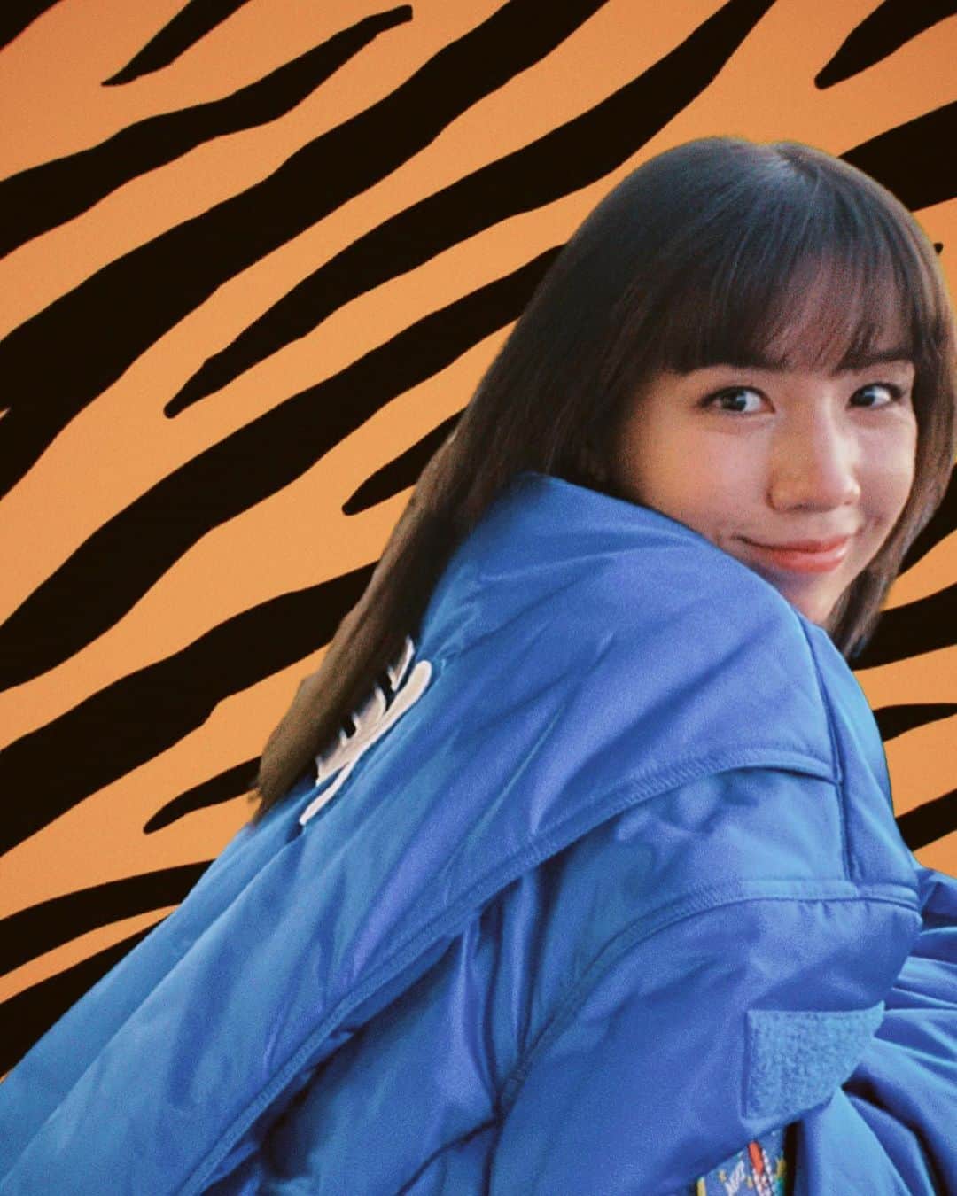 仲里依紗のインスタグラム：「髪サラサラにしたら 女優みたいになってウケる😶」