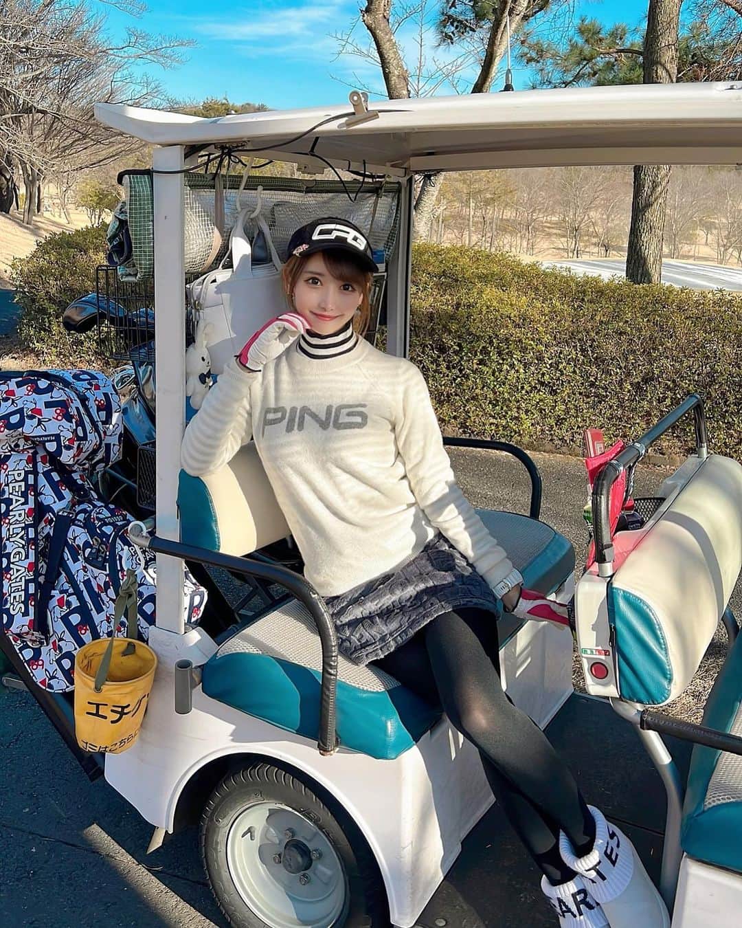 のインスタグラム：「. 写真撮るとき顔に手を添えがち🤗笑 ゴルフ場行ったら、カートショットは外せないよね⛳️🤍 （これは打ち始めの時の写真だよ🤳） . . 最近、寒いけどお天気いい日続いてるから気持ちがいい☀️ . 週末は何しようかな〜☺️🤍 . #ゴルフ女子#ゴルフ#ゴルフ好き#ゴルフ好きな人と繋がりたい#ゴルフウェア#ゴルフコーデ#ゴルフファッション#ゴルフ女子コーデ#ゴルフカート#ピンゴルフ#golf#golfwear#golfswing#golflife#golfaddict#golfstagram#golfshot#ping#pinggolf#japn#japanesegirl」