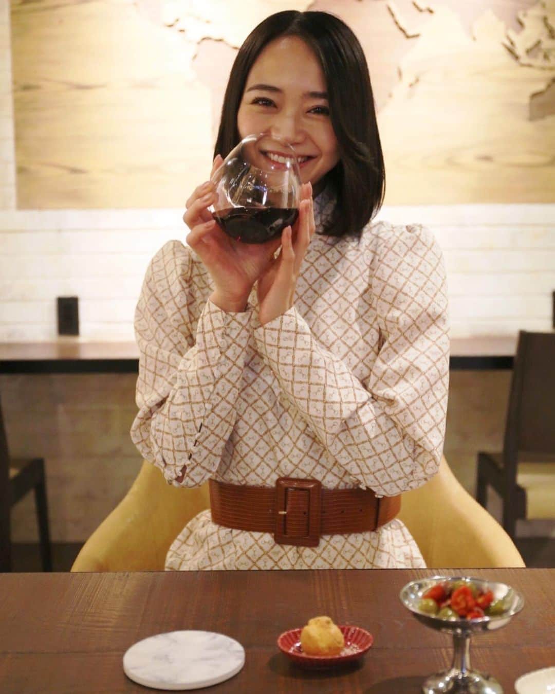 緑川静香のインスタグラム：「志木に最近オープンした @cafemappemonde さんに行ってきました❤️ ⁡ コーヒーはもちろんなんですが、お酒やお料理もとーーっても美味しいのです🥺✨ そしてどれもオシャレ👏 映える〜❣️笑 ⁡ 埼玉県民の皆様は、行かないなんてもったいない！！ オススメのカフェです🥰 ⁡ そしてこの日はスタッフさんのお子様が来ていたので一緒に遊びました、ので写真を撮りました😌笑 あー可愛いぃぃ😍 ⁡ ⁡ #cafemappemonde #カフェマップモンド #shinfula  #シンフラ #中野慎太郎 #埼玉 #埼玉カフェ #志木 #新座 #cafe #sweets #fruits #coffee #coffeetime #ホントどれも美味しくてずっと感動してた #雪崩れモンブラン 食べてほしいなぁ #自家製レモンサワーも美味しかった #毎日来て全メニュー制覇したいくらい #いるだけでアガる空間 #近所に欲しいなぁ笑 #カフェいい❤️ ⁡ photo by @elves63」