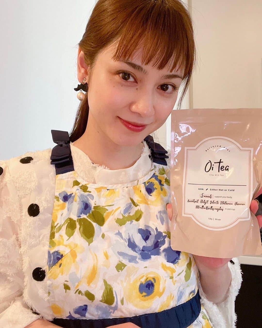 平愛梨さんのインスタグラム写真 - (平愛梨Instagram)「ホッとひと息☕️  家族みんなが気に入ってるoitea♡  すっかり毎日飲むのが習慣になっていて、より美味しく飲めるように最近アレンジもしてます✨  オススメの飲み方は生クリームをのせた上にココアをほんの少しだけかける！  見た目も可愛い😍  お菓子のレシピもあるみたいで子供が食べれるように作ってみたりしてます。  寒くなってきたのでホットでホッと一息つくなんてどうかな？😆  体の調子も良くて程よい甘さが絶妙に私を癒やしてくれます😍 #oitea#オイティー#ミルクティー#ボディメイク#置換えダイエット#PR」1月21日 18時36分 - harikiri_tairi