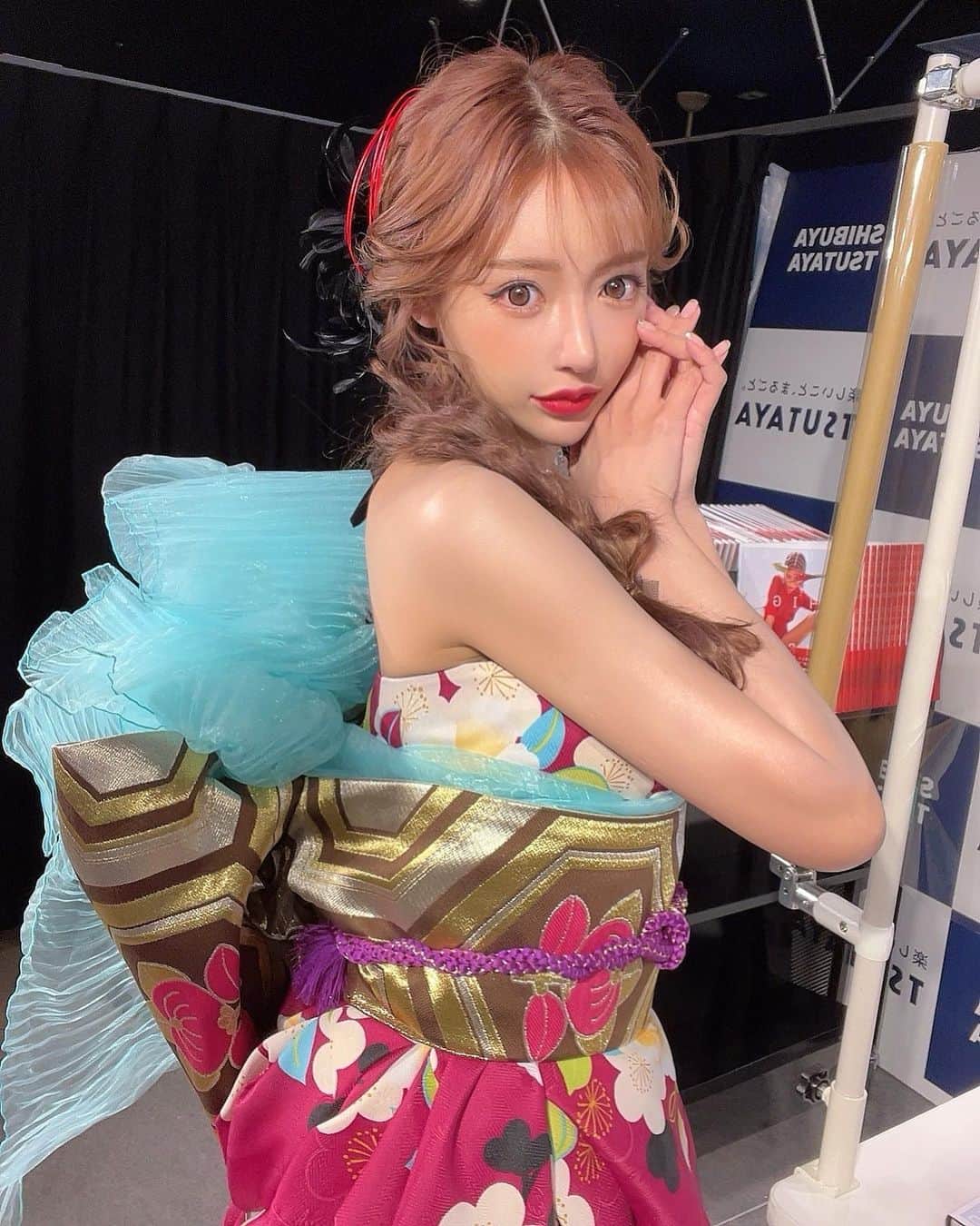 のインスタグラム：「今年もマシュマロブラをよろしくお願い致します👸🏼🎍 2022年も @mashumarobra_official  で美乳を目指しましょー！！  いま新春キャンペーンとして豪華プレゼントや私服が当たっちゃいます👏🏻🤍 詳しい内容はストーリーのURLから御覧ください🐝♡⡱  #ふわっとマシュマロブラ#美乳#育乳  @mashumarobra_official   画像はイベントの時のですが、新春ぽかったので..👘🧡 着物ドレスやっぱかわいい🎀 引き続き写真集【SUGAR HIGH】も宜しくお願いします🍬」