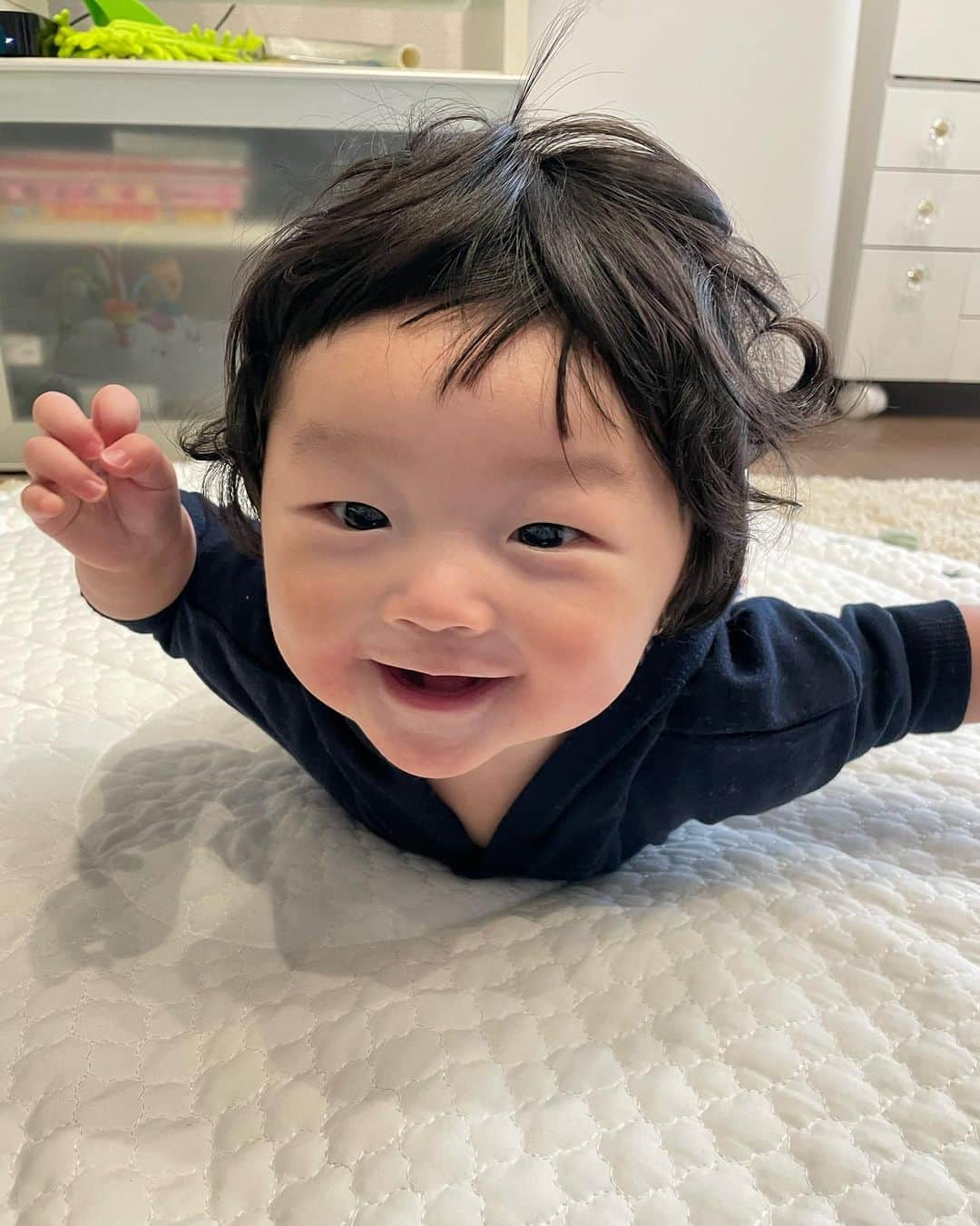 大本梨帆さんのインスタグラム写真 - (大本梨帆Instagram)「7ヶ月👶🏻💗 毎日あっちにゴロゴロ、こっちにゴロゴロちょっと目を離したすきにソファから転がり落ちたり少しの油断も許されない状態になってきました😂 ずり這いもつかまり立ちもそろそろしそうな気配…🥰 あんなにちっちゃかった赤ちゃんが日に日に出来ることが多くなって子供の成長の早さにびっくりする日々😊 はじめての高熱も経験したり、ストローマスターしたり来月にはなにができるようになってるのか楽しみ😍❤️ #生後7ヶ月 #生後214日 #6月生まれベビー #夏至生まれ #令和3年ベビー #令和3年生まれ #男の子ベビー #男の子ママ #新米ママ #親バカ #親バカ部 #成長記録 #赤ちゃんのいる生活 #新米ママと繋がりたい」1月21日 18時47分 - riho1129____