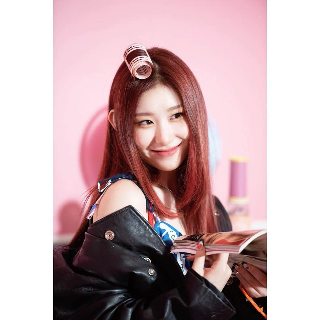 ITZYさんのインスタグラム写真 - (ITZYInstagram)「💾 ITZY 2021 하드털이 ┗ 📂 CRAZY IN LOVE Jacket Behind  #ITZY #MIDZY」1月21日 19時00分 - itzy.all.in.us