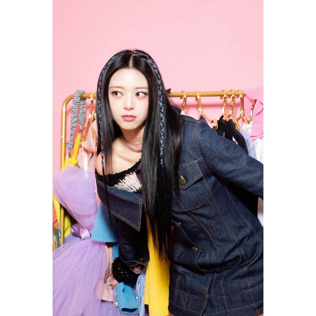 ITZYさんのインスタグラム写真 - (ITZYInstagram)「💾 ITZY 2021 하드털이 ┗ 📂 CRAZY IN LOVE Jacket Behind  #ITZY #MIDZY」1月21日 19時00分 - itzy.all.in.us