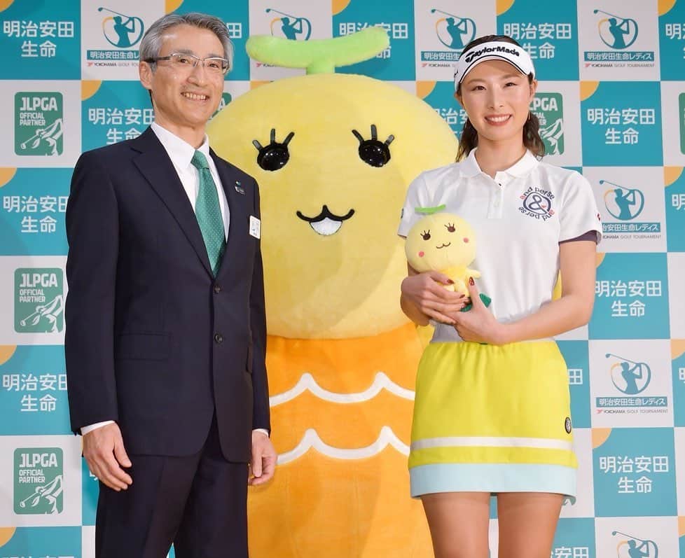 鶴岡果恋のインスタグラム：「. 明治安田生命様と  " 所属契約 " をさせて頂きました。  心温かく、人に一人一人に 寄り添って下さる事 本当に感じます。  こうして、所属契約させて 頂けたことを心から感謝しています。  そして明治安田生命様といえば 小田和正さんとのCM。 テレビで流れる度に 感動を頂いてました。  まさか！！ 記者発表の際に 各選手宛に、サプライズムービーで過去の自分の歴史を 写真にまとめて作成して 頂いたムービーをみて 思わず感極まりまして 涙を流したことは、本当に忘れません😢  #明治安田生命  #明治安田生命レディス  #みんなの健活  #地元の元気」