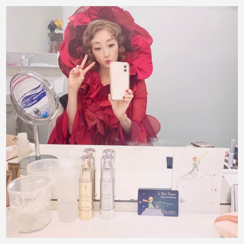 花總まりさんのインスタグラム写真 - (花總まりInstagram)「公演も中日を過ぎ、後半戦突入！ なんとか無事にこのまま突き進みたいものです。  先日の「あさイチ」の出演ですが、反響がとても大きく、またインスタにも沢山のコメント、いいね、を有難うございました☺️ いつもコメントはちゃんと読んでいますが、今回も一つ一つ大切に読ませて頂きました。皆様が喜んでくださると私も嬉しい☺️ 早起きしてめちゃくちゃ緊張して心臓バクバクしていたけど頑張って良かったです。  本当に有難うございました！ さて、明日は2回公演、頑張ります！ #化粧前にて #スキンケアは #お気に入りのリペアジェルがあれば充分 #乾燥知らず #トラブル知らず #シアタークリエ #リトルプリンス #花 #花總まり」1月21日 18時59分 - hanafusamari_official