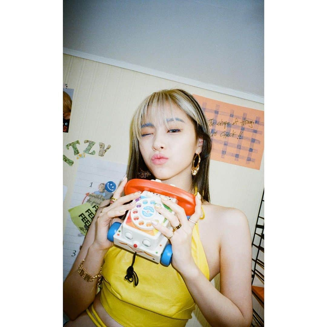 ITZYさんのインスタグラム写真 - (ITZYInstagram)「💾 ITZY 2021 하드털이 ┗ 📂 SWIPE M/V Behind  #ITZY #MIDZY」1月21日 19時00分 - itzy.all.in.us