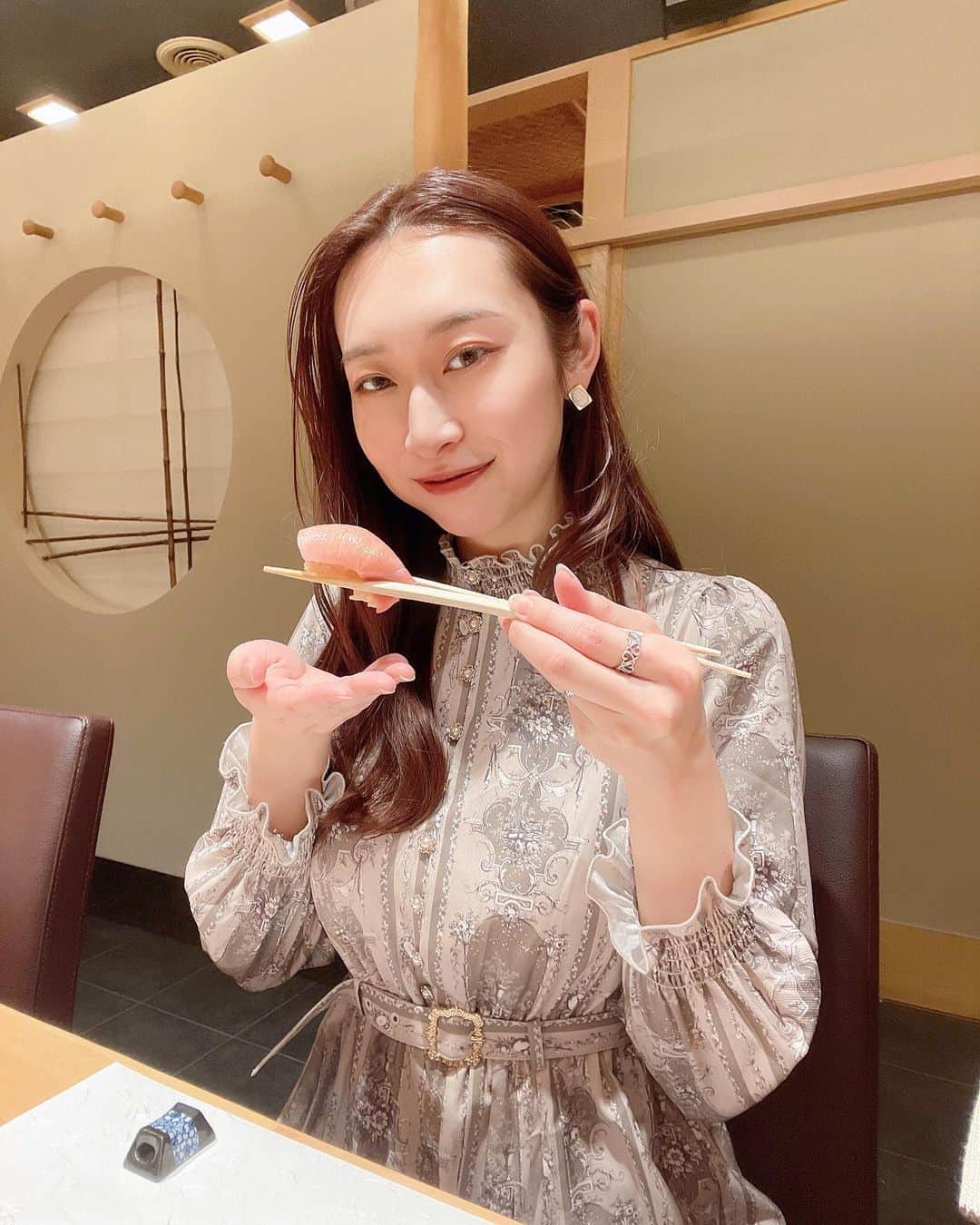 瀬名ひなののインスタグラム：「🍣🍣  赤坂にあるすし処海味さんに行ってきましたᙏ̤̬  一番印象的だったのは最初に食べた中トロと 途中で食べたキャビア乗せごはん🍚✨  お店のロゴがついた容器に入っていて こだわりが感じられました☺️  お店の方の気遣いがすごくて 居心地よい空間でした𓂃 𓈒𓏸  10年連続ミシュラン二つ星💫 青山にある予約困難店海味さんが 赤坂に分店をオープン◎ お寿司好きの人、ぜひ行ってみて🙌  --------------------------------------------------  📍赤坂 鮨 海味 @sushi_umi_akasaka  東京都港区赤坂3-15-13 冨司林ビル 2F 050-5571-2568 --------------------------------------------------  #海味 #鮨 #寿司ミシュラン二つ星  #予約困難店 #赤坂グルメ #東京グルメ #寿司スタグラム #すしすたぐらむ #鮨スタグラム #グルメスタグラム #ごはん日記 #赤坂見附」