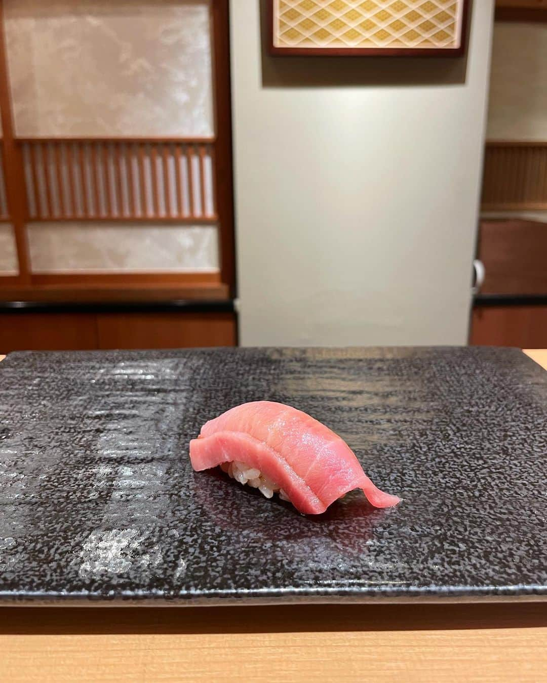 瀬名ひなのさんのインスタグラム写真 - (瀬名ひなのInstagram)「🍣🍣  赤坂にあるすし処海味さんに行ってきましたᙏ̤̬  一番印象的だったのは最初に食べた中トロと 途中で食べたキャビア乗せごはん🍚✨  お店のロゴがついた容器に入っていて こだわりが感じられました☺️  お店の方の気遣いがすごくて 居心地よい空間でした𓂃 𓈒𓏸  10年連続ミシュラン二つ星💫 青山にある予約困難店海味さんが 赤坂に分店をオープン◎ お寿司好きの人、ぜひ行ってみて🙌  --------------------------------------------------  📍赤坂 鮨 海味 @sushi_umi_akasaka  東京都港区赤坂3-15-13 冨司林ビル 2F 050-5571-2568 --------------------------------------------------  #海味 #鮨 #寿司ミシュラン二つ星  #予約困難店 #赤坂グルメ #東京グルメ #寿司スタグラム #すしすたぐらむ #鮨スタグラム #グルメスタグラム #ごはん日記 #赤坂見附」1月21日 19時10分 - hinan0n