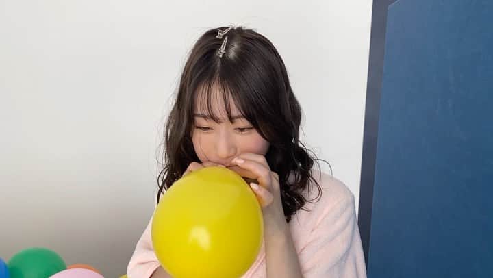 笹岡郁未のインスタグラム：「♥︎ FLASH買ったよーって報告たくさんで嬉しいです！💓 まだゲットされてない方も是非！ 3人のチェキプレゼントもあります！ 是非応募してみてください！  動画は、ペア撮影の時に使った風船を膨らましてるとき！ プチ事件が起こります🤣 最後まで見てみてねっ  #FLASH #週刊FLASH」
