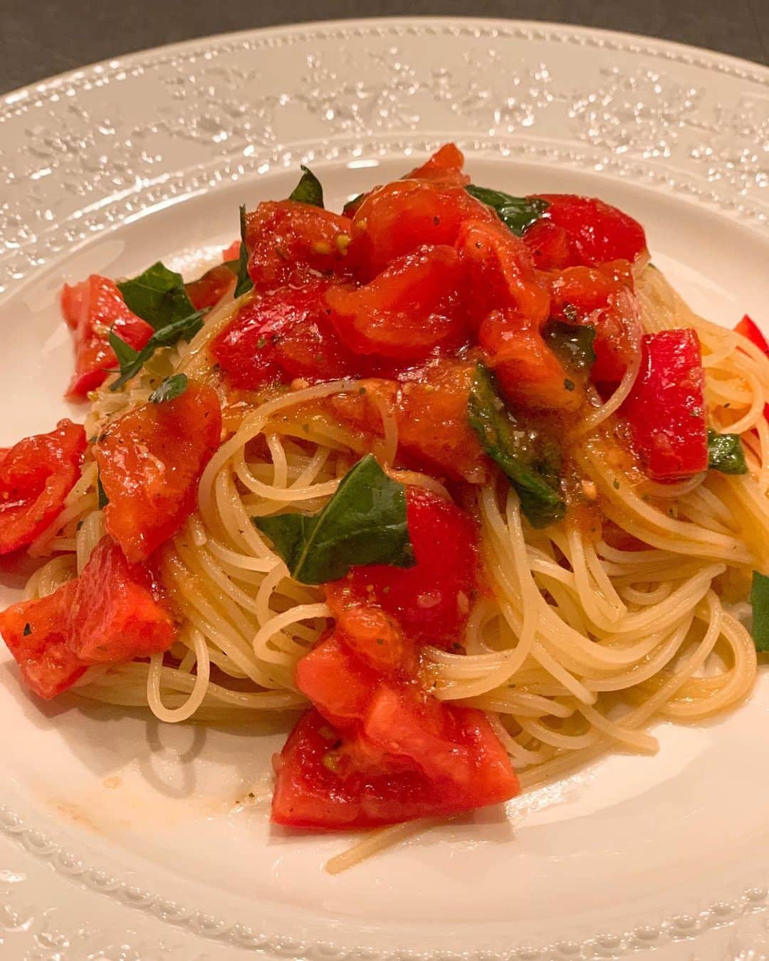 のインスタグラム：「この寒いのに おぼんが冷製パスタを食べたいと言うので フレッシュトマトとバジルのカッペリーニつくりました フルーツトマト、画像二枚目の最近はまっているオリーブオイル シャネルの瓶みたいでかっこいい 仕上げにコラトゥーラでコク出し カッペリーニはギリギリアルデンテで😂　 免疫力アップガーリックも忘れずに どシンプルなだけに素材命！！ 真冬だけどキンキンにソースを冷やしてやりました 結果 真冬の冷製カッペリーニあり☺️ 柔軟な子供の発想を見習おう つまらない固定観念は打破していこう〜 最近のテーマ☺️🌸」