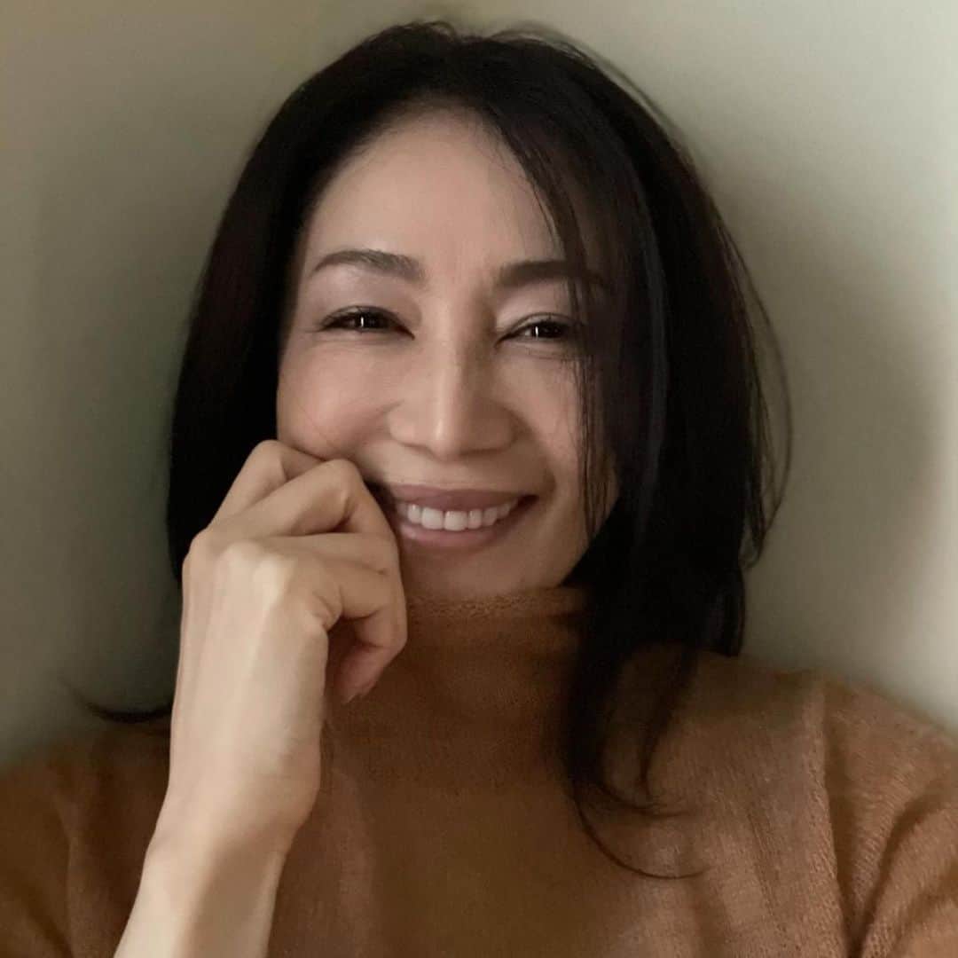 のインスタグラム：「・ 今日も寒かったですね🤧 ・ 地元は「赤城おろし」が吹くので 風が吹かない日と言うのが珍しいです‥ ・ なので洗濯物は良く乾きますが、たまに隣の家まで吹っ飛んでる時が💦 ・ 肌や髪は乾燥が酷く、静電気のせいでTVを触ったら消えた事があるくらいです💦（笑） ・ 私の冬の保湿対策はミネラル豊富な水を沢山飲む事にしています☺️ ・ ・ 今日もお疲れ様でした。 ・ ・  いつも「いいね！」を頂きありがとうございます。 皆さんのコメントに元気を貰っています😊  #クィーンオブ美魔女 #team美魔女 #美ST #坂村かおる #トータルビューティーアドバイザー #美しく老いる #バランス #美容 #コスメ #ファッション #今日のコーデ #トータルバランス #お洒落な人と繋がりたい #コスメ好きな人と繋がりたい #美意識高い人と繋がりたい #美魔女 #美魔女が変わる #アップデートしてる人と繋がりたい #自分らしくアップデート #乾燥対策」