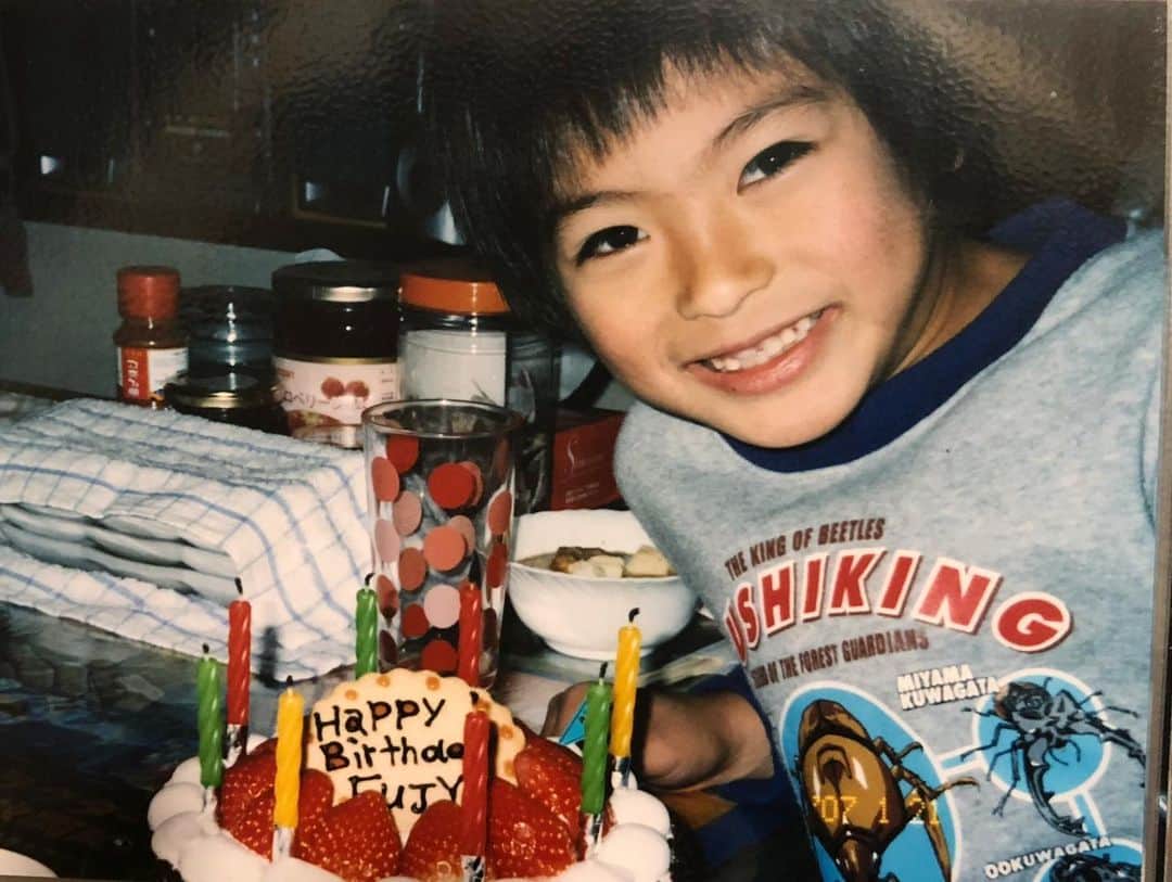 神尾楓珠のインスタグラム：「23歳になりました！ 個人的に22という数字が好きなのでちょっと悔しいです。  いやしかしこの写真保育園時代のかと思ってたけどろうそくの数を数えてみたら8本ありましたあとこの洋服見てくださいムシキング懐かしいですねここまで一息です  23歳もよろしくお願いします！  追記 この頃はFUJUよりFUJYUの方が鋭くてかっこいいと思ってたのでプレートがFUJYU表記になってます。 今は完全FUJU派です。」