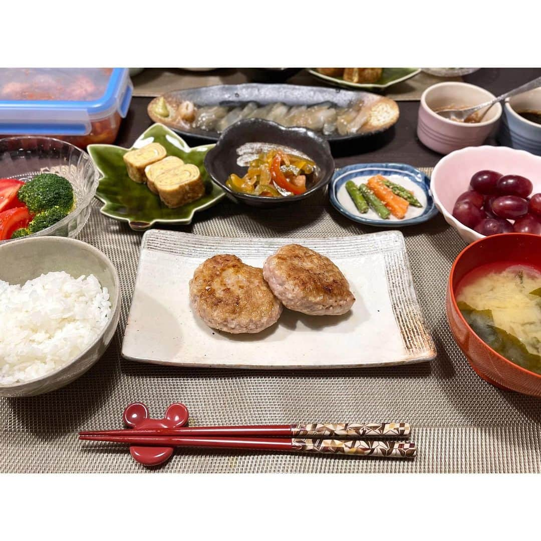 真野恵里菜さんのインスタグラム写真 - (真野恵里菜Instagram)「#いつかの夕飯 🍽 ・鶏ひき肉の豆腐入りハンバーグ ・ヒラメの漬け ・トマトとブロッコリー ・卵焼き ・鮭とパプリカと玉ねぎの南蛮漬け ・アスパラと人参の胡麻和え ・白米 ・お味噌汁 ・ぶどう . . 鶏ひき肉の豆腐入りハンバーグは おろしポン酢と照り焼きのタレをお好みで🤗 ヒラメはそのままお刺身か漬けどっちがいいか聞いたら 漬けがいい！って言われたので お昼のうちに酒とみりんを煮切って 冷めたら出汁醤油で味を整えて漬けました🐟 左上のタッパーはキムチです！ 手作りキムチをデリバリーしてくれるお店でたまに頼んでます！ . . 鮭とパプリカと玉ねぎの南蛮漬けは 作る工程の写真を撮ったので 次回のCLASSY.ONLINEの連載に書きます😊 作り置き出来るので副菜としておすすめの一品！ . . みんなは今日は何食べたのかな？🤤 #まのごはん #スペイン生活」1月21日 19時55分 - erinamano_official