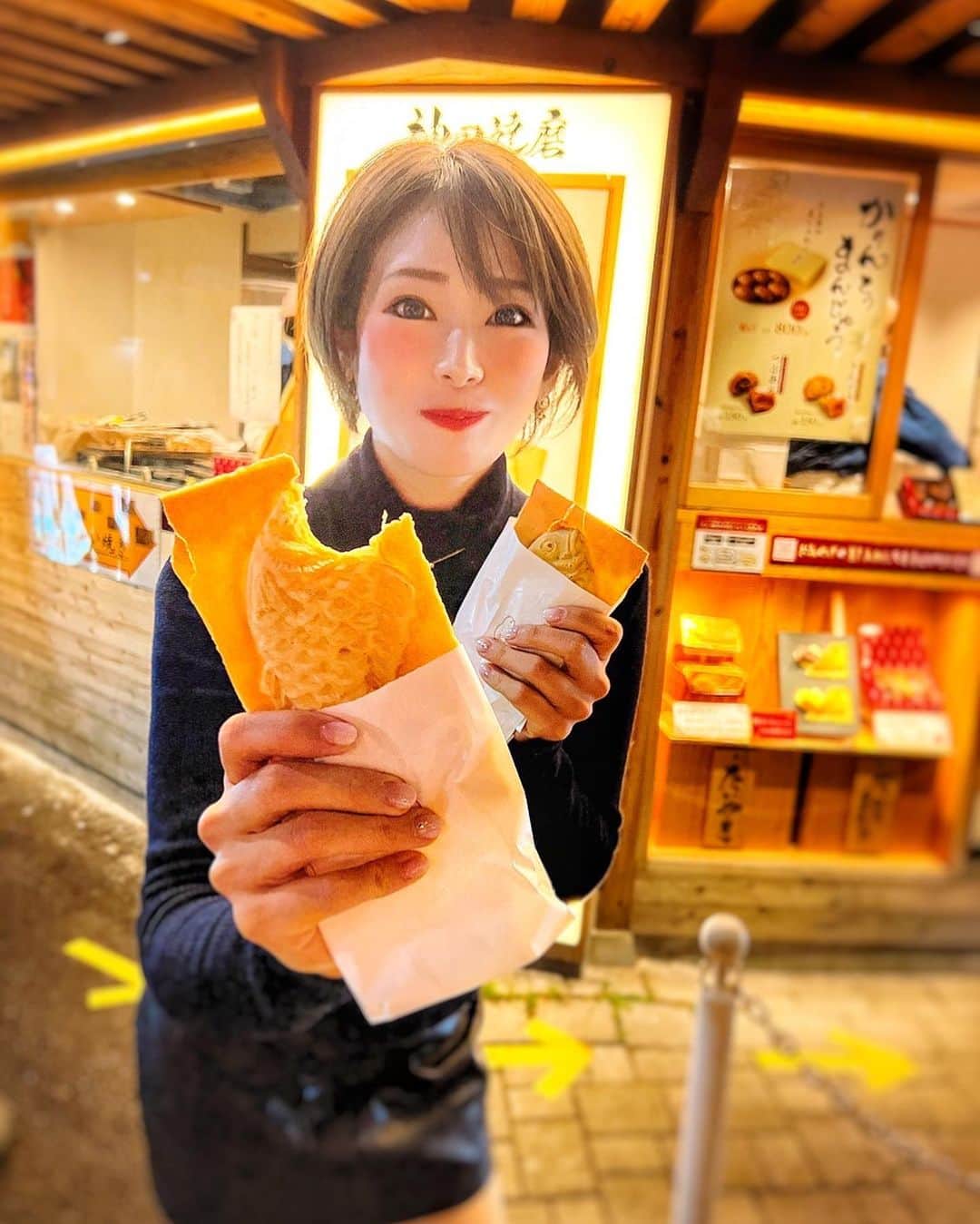 りほさんのインスタグラム写真 - (りほInstagram)「お仕事終わりにたい焼き！！❤️😍🐟  いつも来ちゃうたいやき神田達磨さん💕😆 ファミリーで大好きなたい焼き屋さん😍  今の時期は苺大福！！❤️😳 いちご大好きだからテンション上がるー！！😍 ついつられてしまった🤣  たい焼きはクリームとあんこがあるけど私は今日らクリーム派！笑　上品な甘さで美味しいの😍 ⁡ お土産として人気のかりんとう饅頭！ これがめちゃくちゃうまいの😍芋餡とあんこがあるの！  実家に買って帰ったよー💕☺️ ⁡ かりんとう饅頭は温めて食べるのはもちろんそのまま食べても美味しい😍　さくっとかりっとあんこがふわーって美味❤️😍 ⁡ この調子で食べてたらすぐぷくぷく大福になってまうな❤️🤣笑 ⁡ @kanda.daruma.ginza ⁡ #神田達磨銀座 #たい焼き #いちご大福 #かりんとう饅頭 #和菓子 #お土産　#テイクアウト #お取り寄せグルメ　#銀座 #銀座テイクアウト #銀座グルメ #新橋グルメ #銀座スイーツ #コリドー街 #東京グルメ #東京スイーツ #食いしん坊　#食べるの大好き　#食べるの大好き　#食べるの好きな人と繋がりたい #スイーツ女子　#姉妹　#ichigodaifuku #taiyaki #グルメ女子 #グルメスタグラム #グルメ　#japanesefood #japaneseculture #japanesegirl #taiyaki #wagashi」1月21日 20時01分 - ri1ho