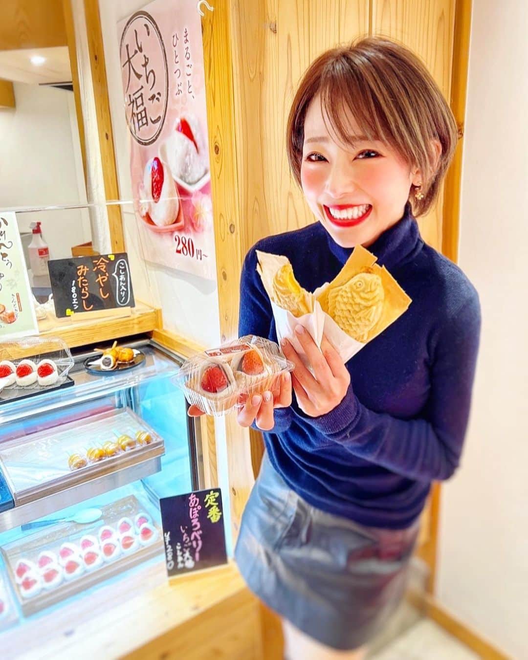 りほさんのインスタグラム写真 - (りほInstagram)「お仕事終わりにたい焼き！！❤️😍🐟  いつも来ちゃうたいやき神田達磨さん💕😆 ファミリーで大好きなたい焼き屋さん😍  今の時期は苺大福！！❤️😳 いちご大好きだからテンション上がるー！！😍 ついつられてしまった🤣  たい焼きはクリームとあんこがあるけど私は今日らクリーム派！笑　上品な甘さで美味しいの😍 ⁡ お土産として人気のかりんとう饅頭！ これがめちゃくちゃうまいの😍芋餡とあんこがあるの！  実家に買って帰ったよー💕☺️ ⁡ かりんとう饅頭は温めて食べるのはもちろんそのまま食べても美味しい😍　さくっとかりっとあんこがふわーって美味❤️😍 ⁡ この調子で食べてたらすぐぷくぷく大福になってまうな❤️🤣笑 ⁡ @kanda.daruma.ginza ⁡ #神田達磨銀座 #たい焼き #いちご大福 #かりんとう饅頭 #和菓子 #お土産　#テイクアウト #お取り寄せグルメ　#銀座 #銀座テイクアウト #銀座グルメ #新橋グルメ #銀座スイーツ #コリドー街 #東京グルメ #東京スイーツ #食いしん坊　#食べるの大好き　#食べるの大好き　#食べるの好きな人と繋がりたい #スイーツ女子　#姉妹　#ichigodaifuku #taiyaki #グルメ女子 #グルメスタグラム #グルメ　#japanesefood #japaneseculture #japanesegirl #taiyaki #wagashi」1月21日 20時01分 - ri1ho