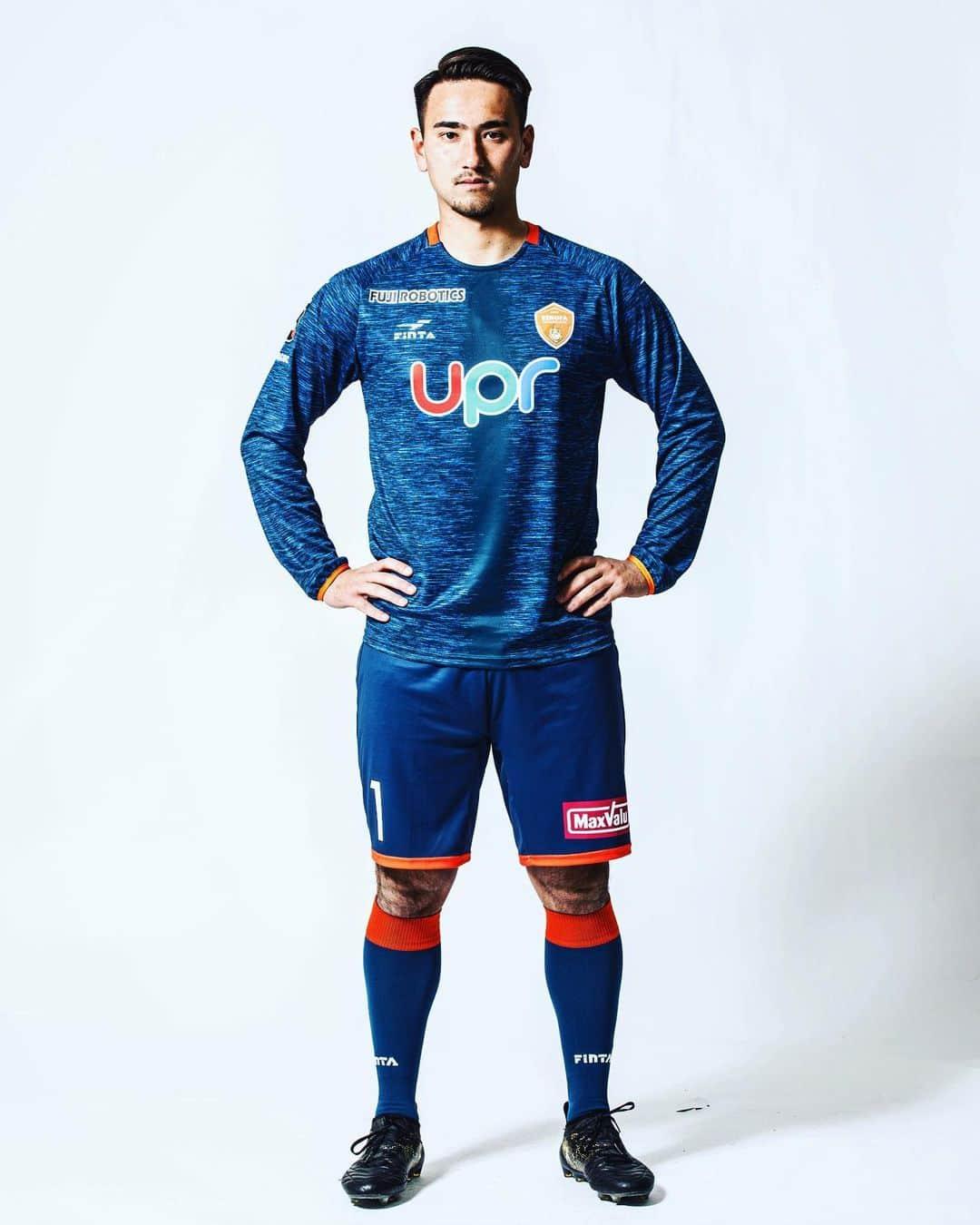 ファンティーニ燦のインスタグラム：「All for Renofa🟠🔵 Shooting 📸🔥👊 #renofayamaguchi#J2#oneteam#shooting#football#Gk#newexperience#hasbullah#come#to#japan#enjoy」