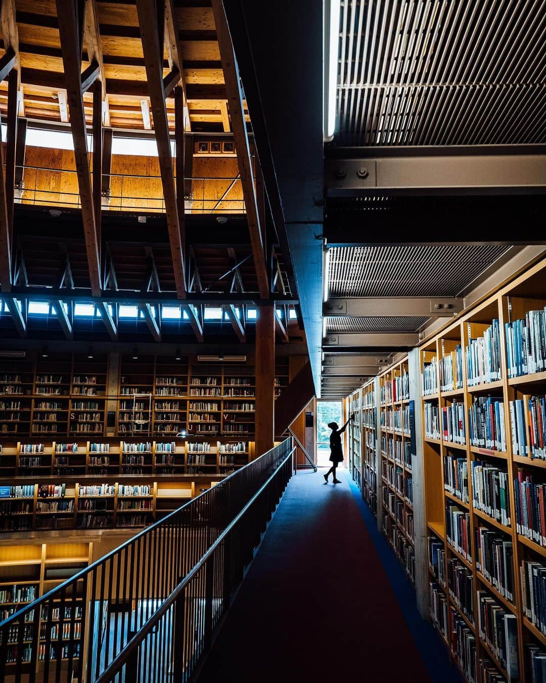 こんちゃんさんのインスタグラム写真 - (こんちゃんInstagram)「日本で最も美しい図書館📚 秋田県の国際教養大学にある図書館は、日本一美しいらしくて行って見たらマジだった…何この建築美…！！！！ そしてここは大学なのでお昼ごはんに学食へ。 ドリームカレーっていう謎のメニューがあったから頼んだら、ご飯777gにハンバーグ・豚カツ・目玉焼きが乗ってた🙄笑 そしてまさかの650円！頑張って食べたけど、圧倒的コスパ！笑  日本一周した中でも気に入ってる場所の一つなので是非落ち着いたら行ってみては👀？」1月21日 20時06分 - hiromasakondo