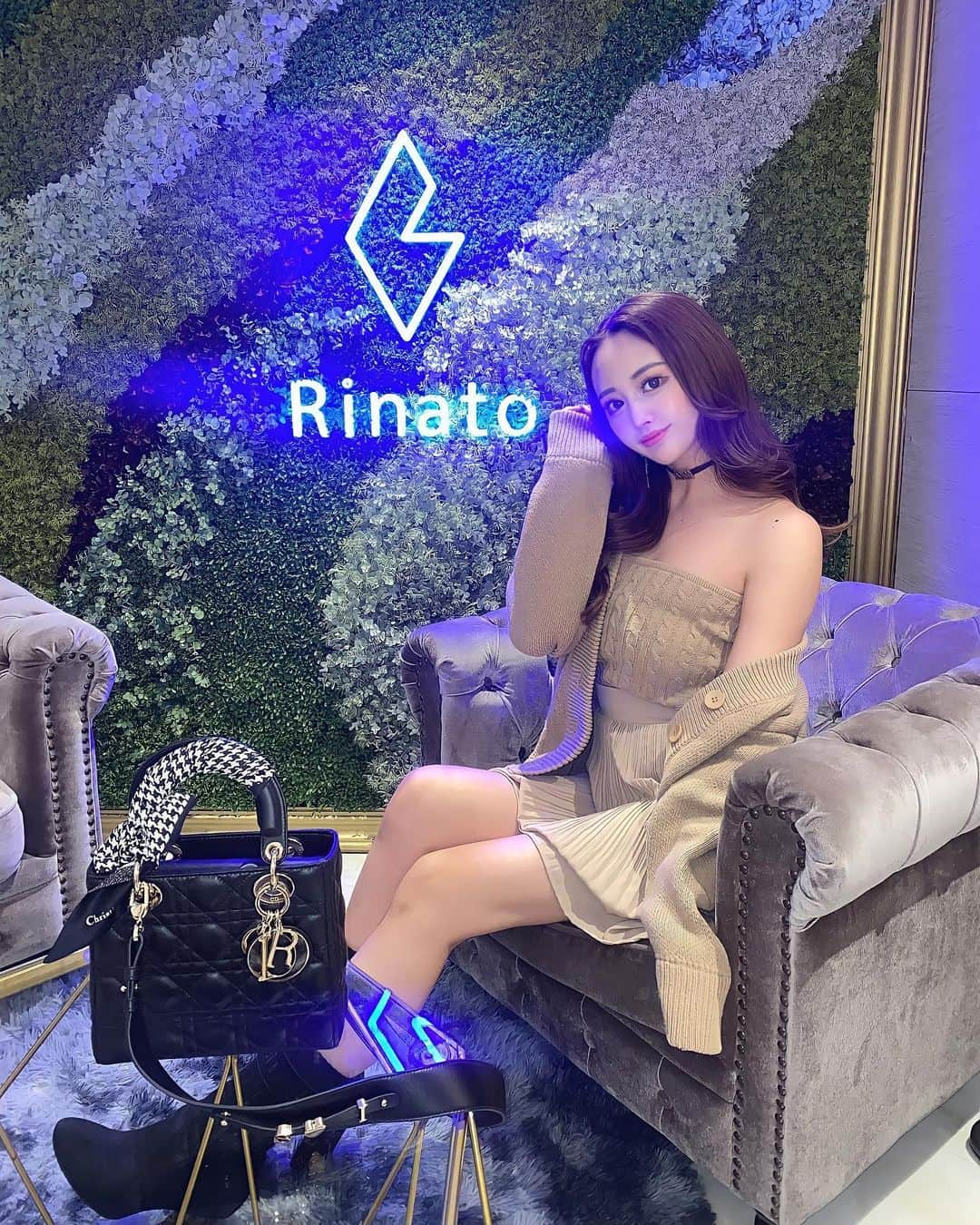 SHIHOさんのインスタグラム写真 - (SHIHOInstagram)「. . #beauty 💉🤍🤍🤍 . (( @rinato.beauty.clinic )) . . 新宿にできた新しいクリニックに @kikigram_97 と行ってきました💕 . vip roomゴージャスすぎ💎❤︎❤︎ 私とききは同じ部屋で施術してもらったよ💕 . ききはEMS🍑私は #白玉点滴 💉❤︎ . . . それと初の内服薬も処方してもらったよ！！ 内側から綺麗になろうかと🧖‍♀️❤️笑 . ☑️シナール錠　☑️ユベラ錠 ☑️トラネキサム酸錠 ☑️ノイロビタミン配合錠の４種類💞 . . . とっても綺麗なクリニックで 看護師さんや先生も優しかったから 安心して施術を受けられました💎💕 . ありがとうございました🍑 . . . #rinatoclinic #rinatobeautyclinic #新宿クリニック #クリニック #美容医療 #美容医療好き #美肌ケア #美肌レシピ #美肌サプリ #白玉点滴 #医療脱毛 #ダーマペン #美肌治療 #アンチエイジング #美容クリニック」1月21日 20時07分 - cham_pipi