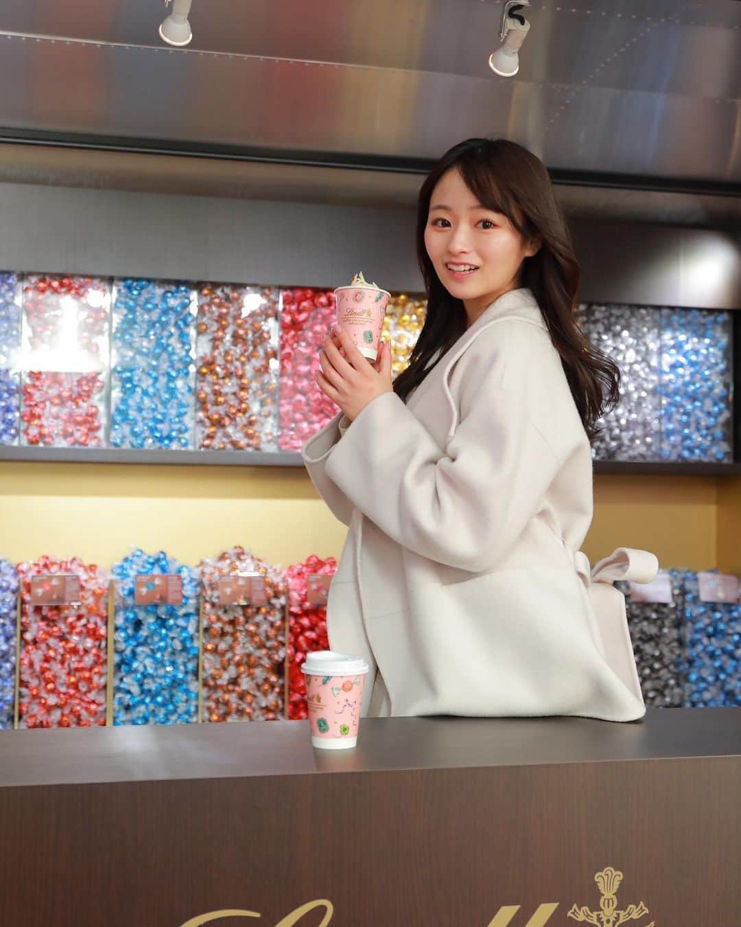 のインスタグラム：「リンツの幸せを日本各所に届ける『ハートフル ワゴン』に遊びに行ってきました〜！ ワゴンの中でドリンクが飲めたり、リンドールを詰めたりできてとても楽しかったです🐒 日本各地を巡るみたいなので、是非行ってみてください〜！ 鹿児島にも行くみたい🐥🏠 東京では渋谷PARCOで23日まで実施中です💨  #Lindt #リンツ #ハートフルワゴン #リンドール」