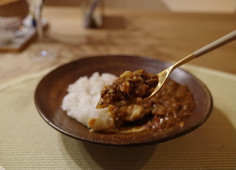 内山理名さんのインスタグラム写真 - (内山理名Instagram)「𓊯  〆のカレーライス。 野菜がじっくり煮込まれた、旦那さん拘りの一品。深い味わいです。」1月21日 20時42分 - rinauchiyama_official